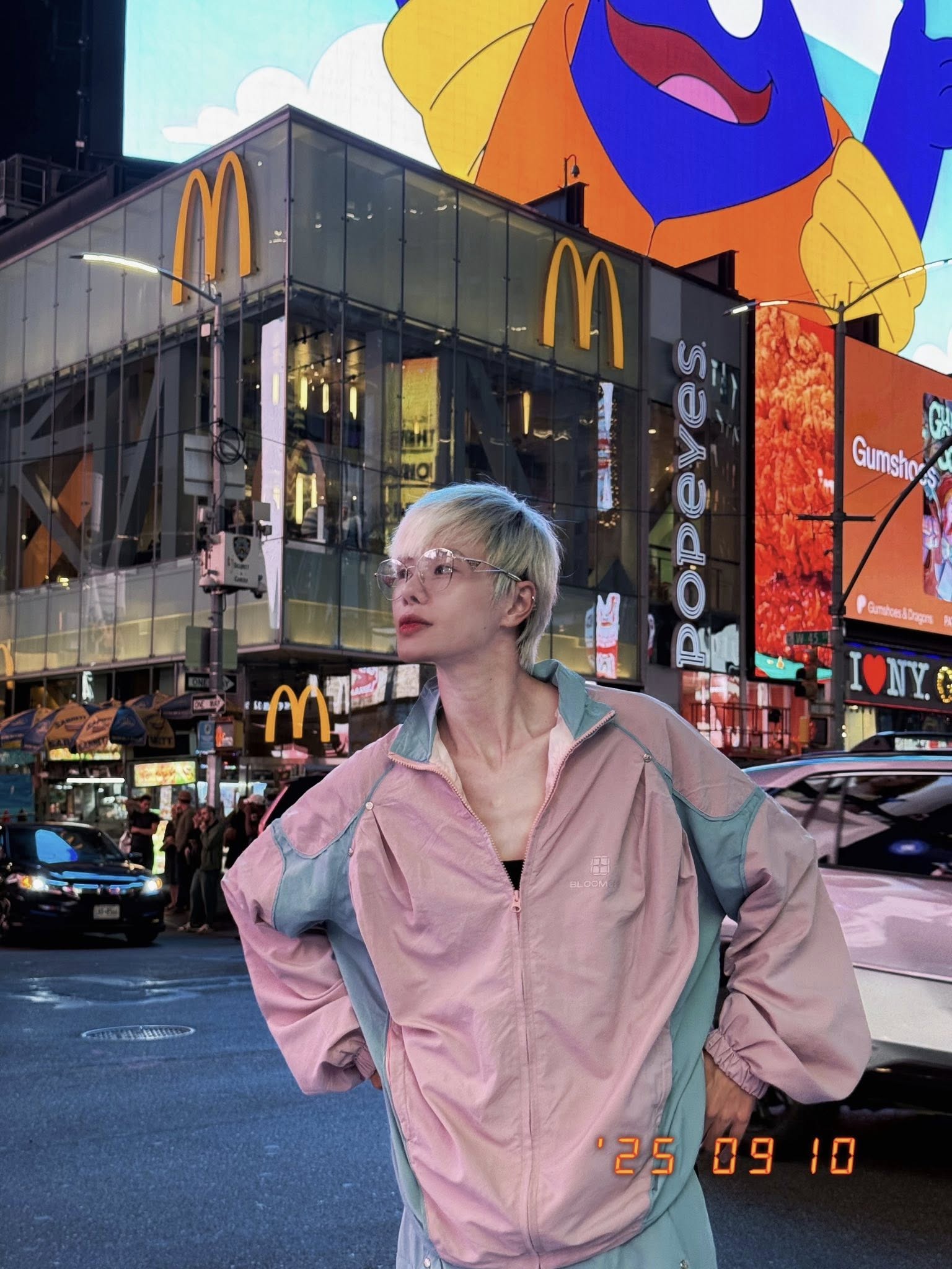 Mới đây, Hà Kino chia sẻ hình ảnh checkin tại kinh đô thời trang New York. Đáng chú ý, người đẹp còn để lộ hình ảnh xuất hiện cùng nhà thiết kế người Mỹ gốc Việt Khang Lê. Ngoài vai trò là nhà thiết kế, Khang Lê cũng chính là Head of Manager Talent tại Miss Universe Vietnam 2024, đồng hành cùng Hoa hậu Nguyễn Cao Kỳ Duyên trong cuộc thi Miss Universe 2024. 