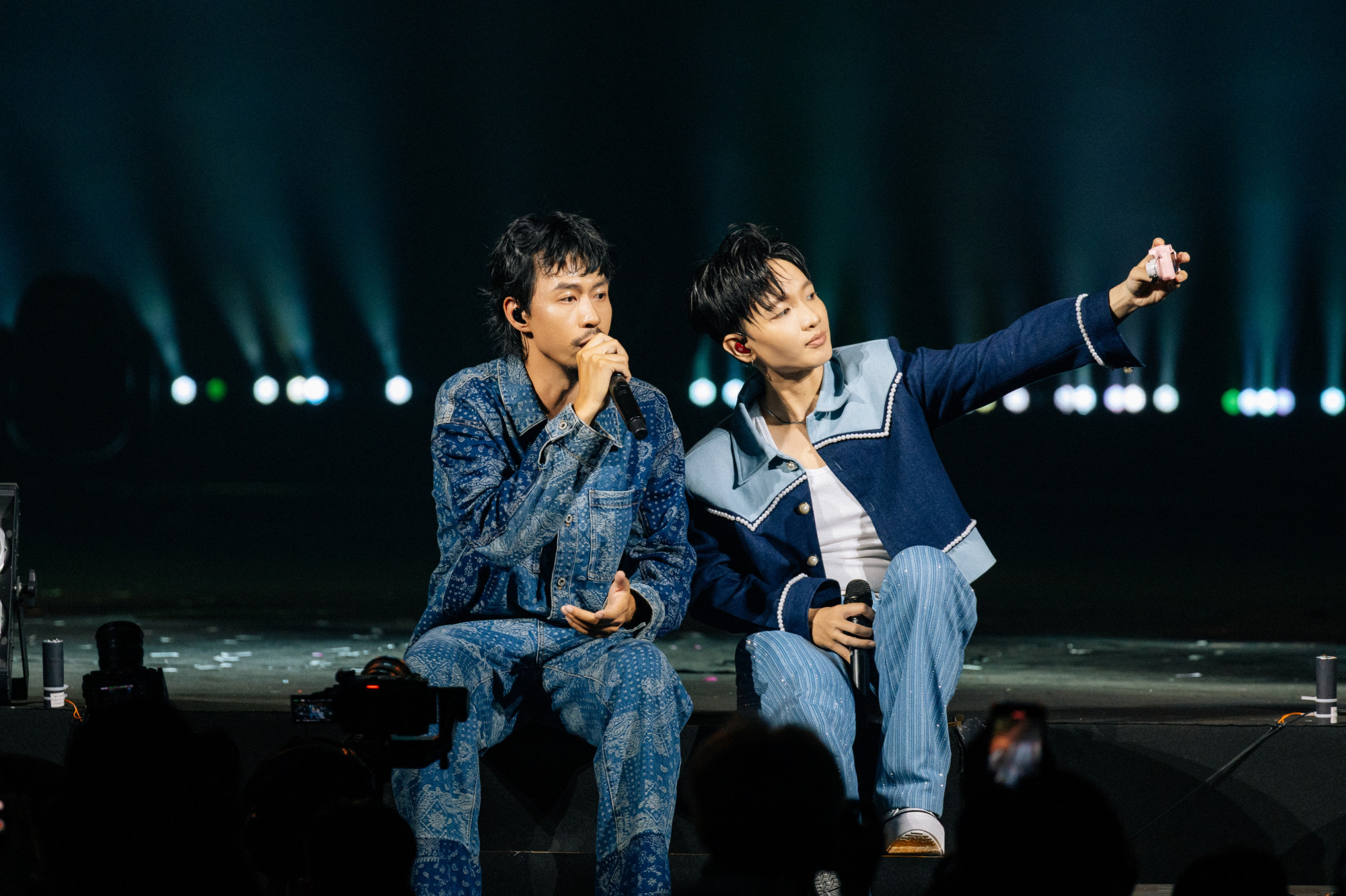 Hoàng Dũng và Đen trong concert Xoay Tròn diễn ra tại Hà Nội
