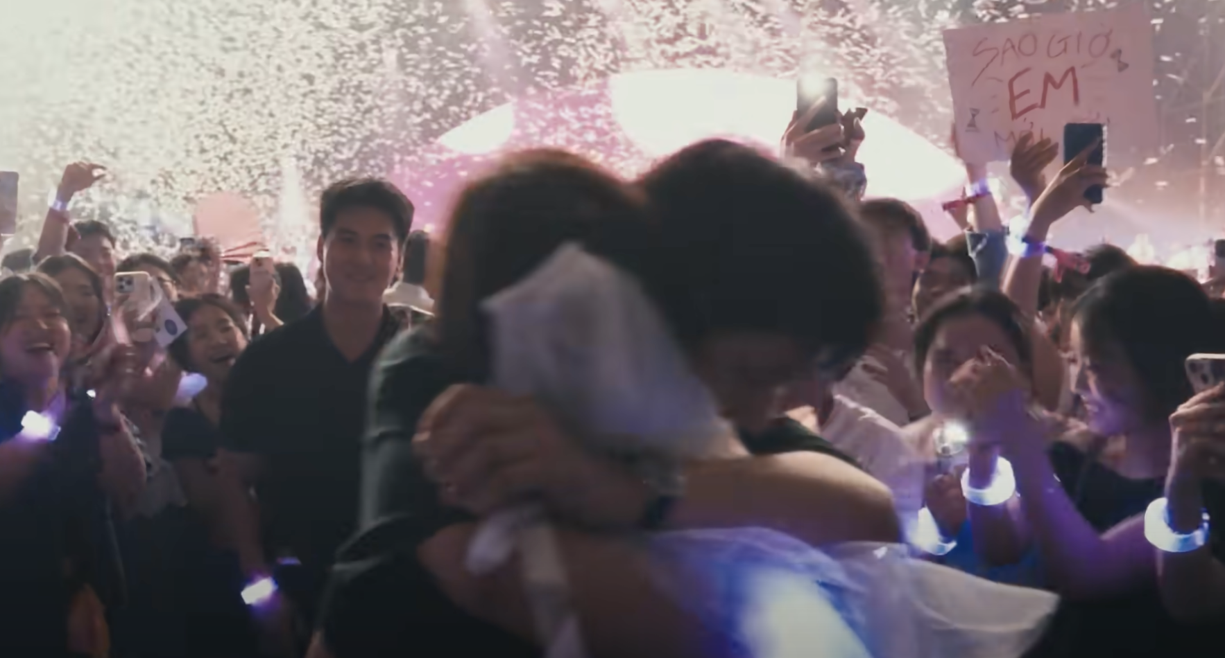 Khoảnh khắc hạnh phúc của các bạn trẻ tại concert được Hoàng Dũng mang vào MV