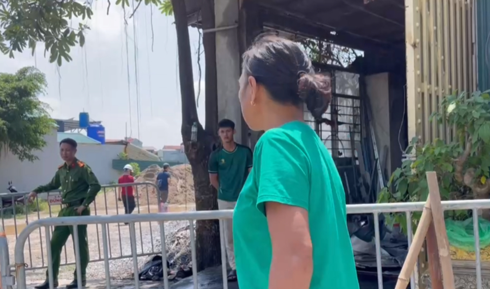 Bà Tươi đau xót khi chứng kiến vụ cháy thương tâm.