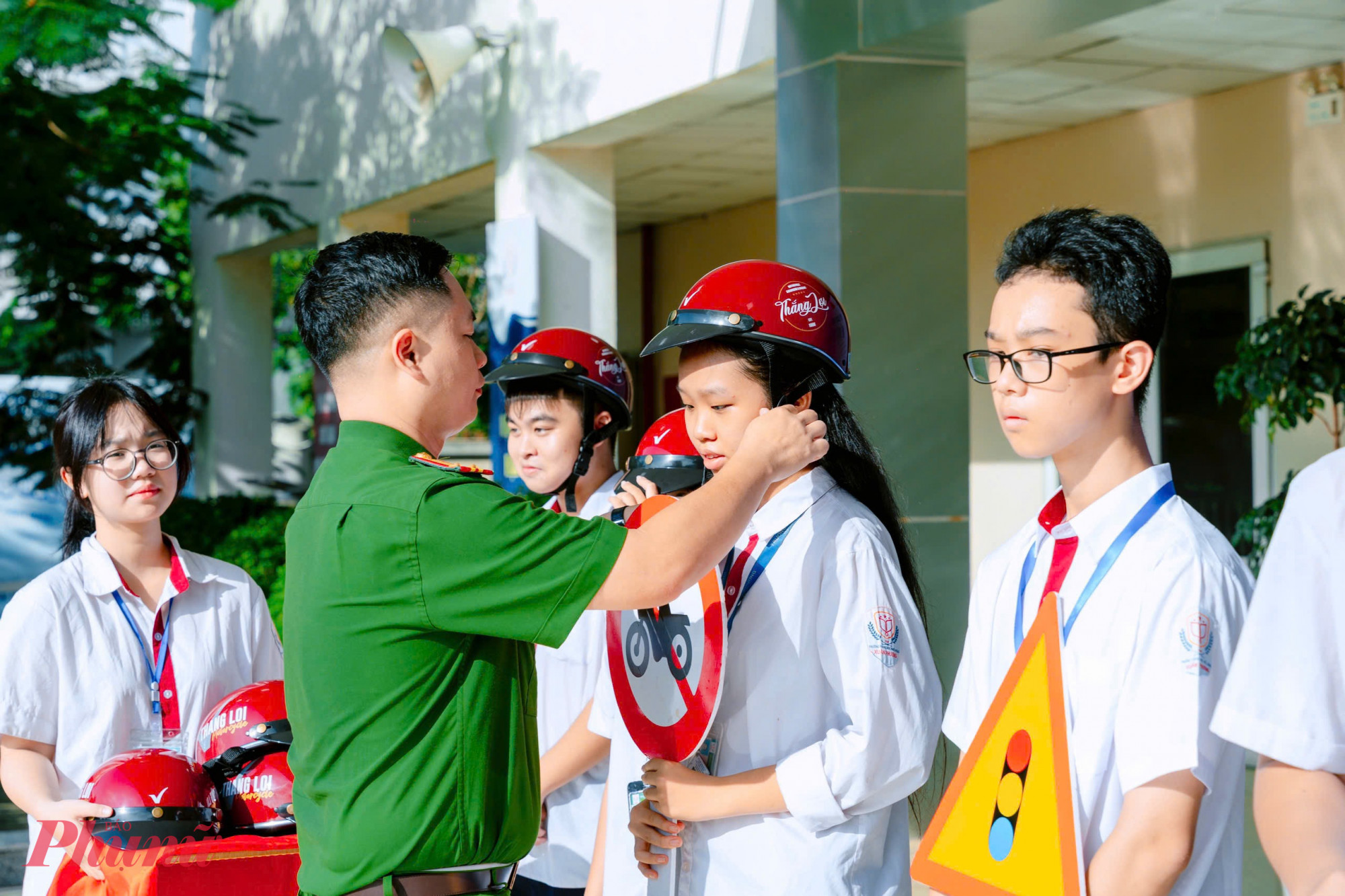 Công an phường Xuân Phương tuyên truyền đến học sinh các trường học trên địa bàn Phương.