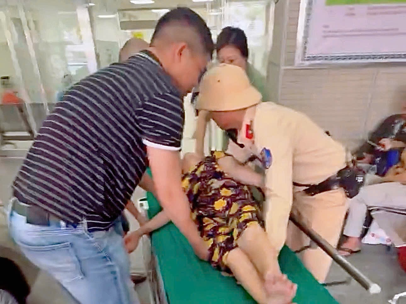 đưa bệnh nhân vào khoa cấp cứu Bệnh viện 108. Ảnh Công an cung cấp