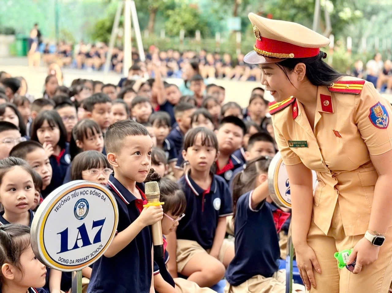 Ảnh: Vừa qua, công an Hà Nội đã triển khai công tác tuyên truyền, phổ biến luật TTATGT đến khắp các trường học trên địa bàn Thành phố. Ảnh: Công an cung cấp.