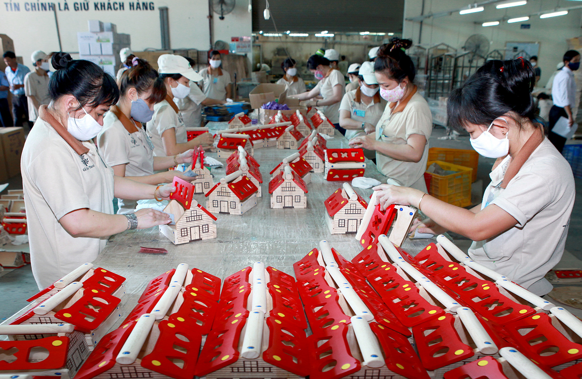 Nữ giới làm việc trong trong nhà máy tại Công ty cổ phần chế biến Gỗ Đức Thành
