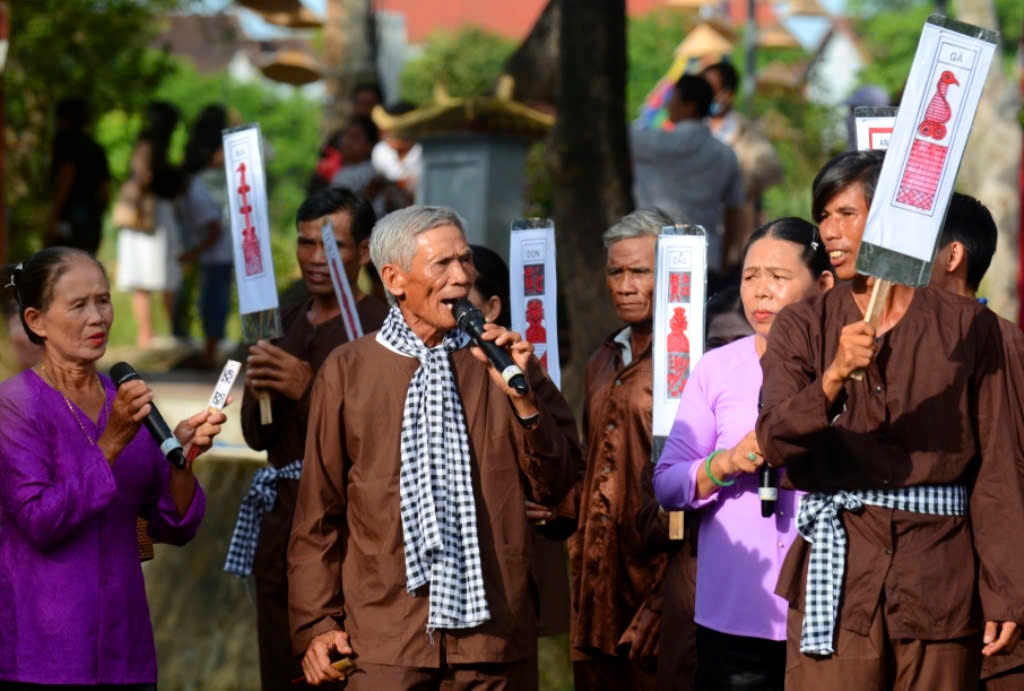 Ông Trần Duy Đối say sưa hát bài chòi trong lễ hội Festival Huế