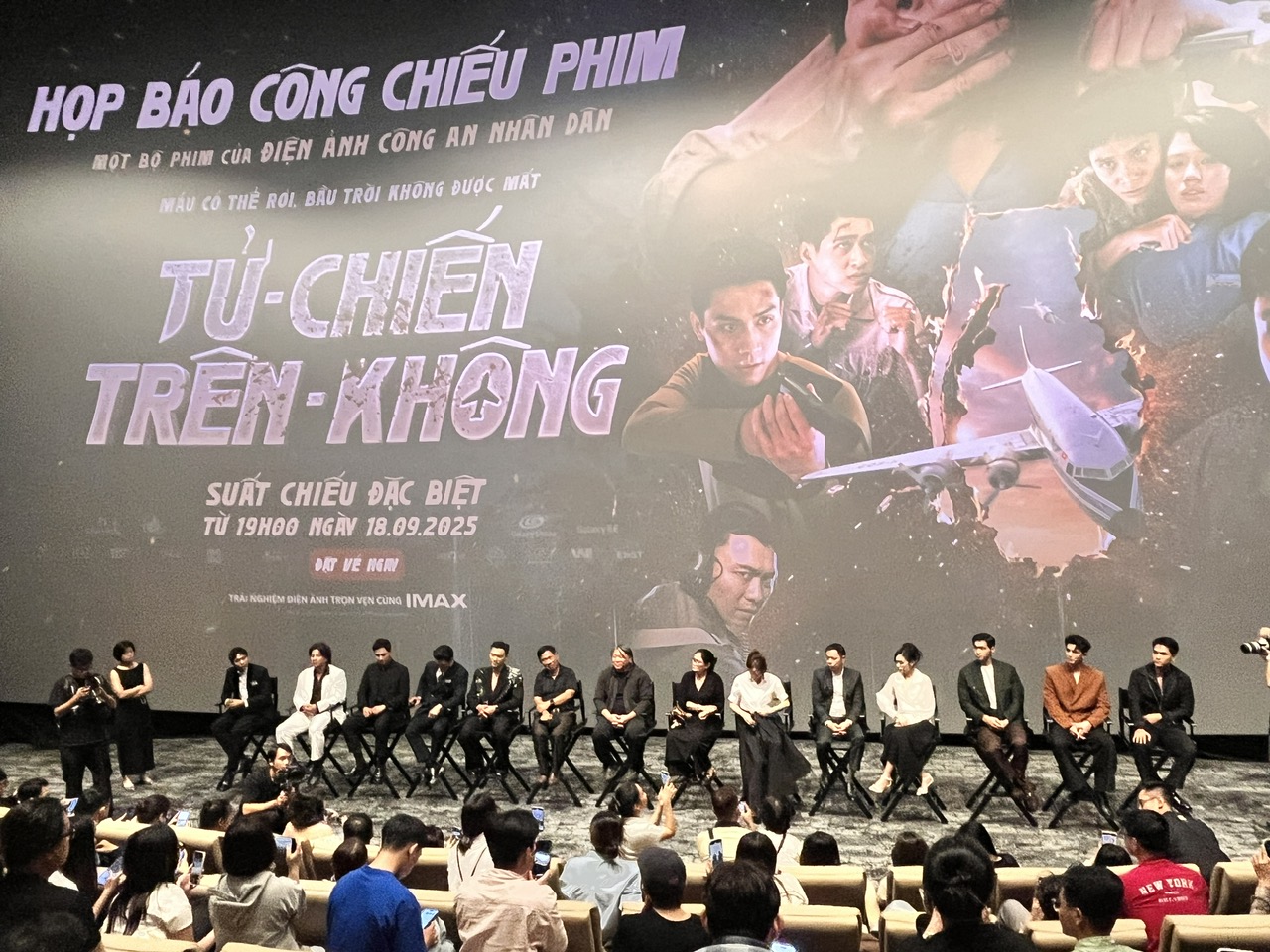 Ê kíp phim giao lưu sau buổi chiếu ra mắt (Ảnh: H.Nhu)