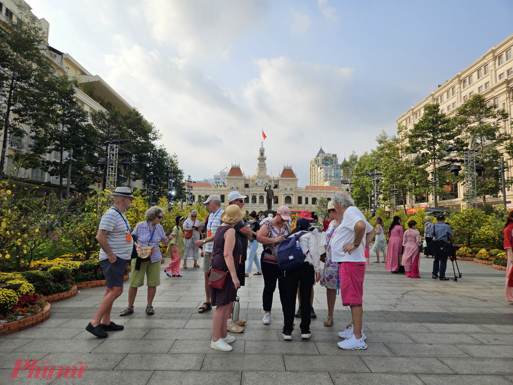  Việt Nam, ngày 3/9. Các nhà phân tích kỳ vọng nước này sẽ thu hút kỷ lục 22,6 triệu lượt khách vào năm 2025.