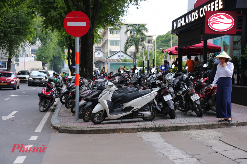 TP.HCM đã nhiều lần ra quân chấn chỉnh trật tự đô thị, xử lý tình trạng lấn chiếm vỉa hè để trả lại không gian cho người đi bộ. Tuy nhiên, ghi nhận tại nhiều tuyến đường trung tâm và khu vực đông dân cư, tình trạng tái lấn chiếm đang ngày càng diễn biến phức tạp.