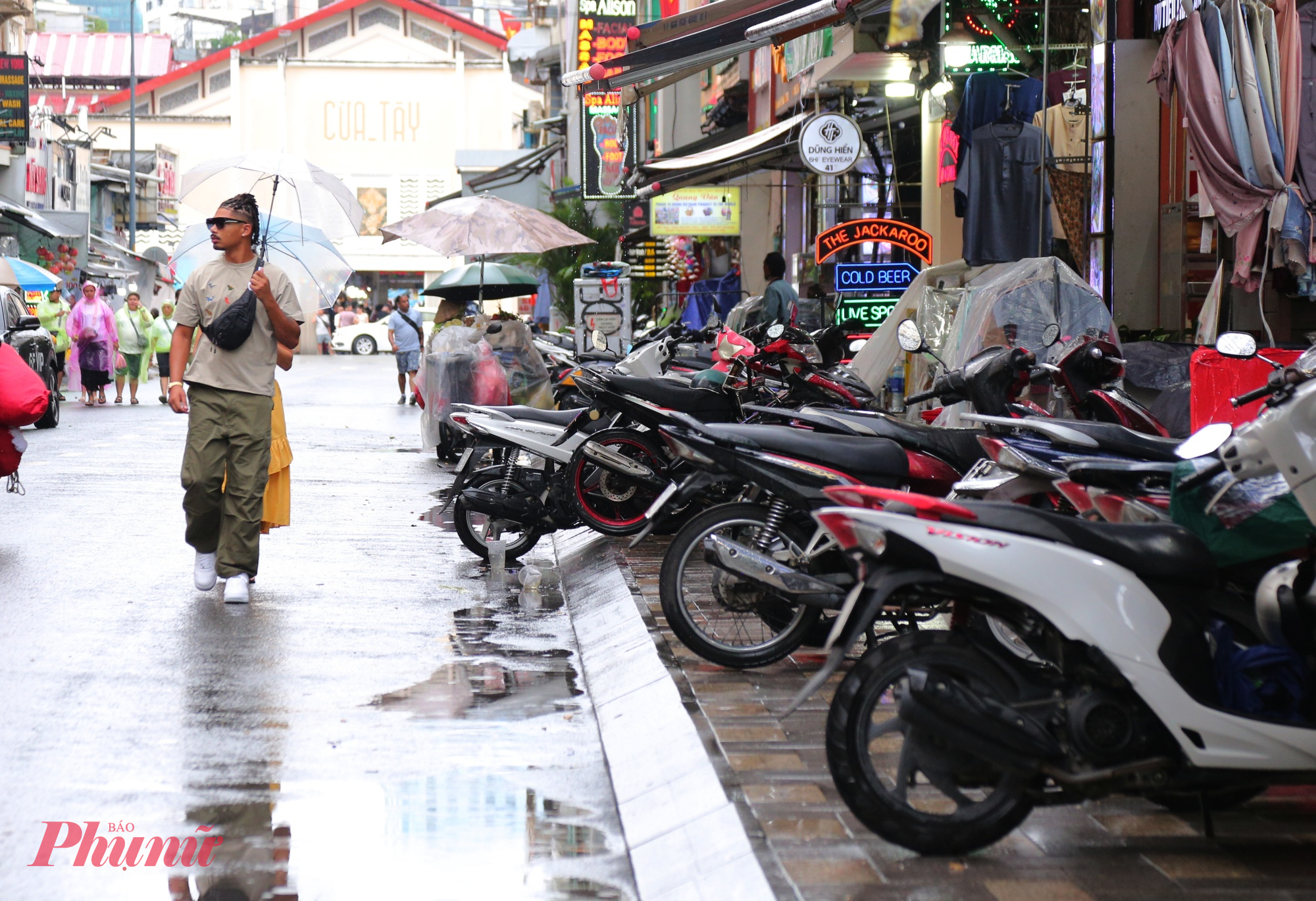 Ông Lê Minh Hoàng, người dân sống tại quận 10, bức xúc: “Cứ mỗi lần có lực lượng chức năng kiểm tra thì dọn dẹp, nhưng vài ngày sau đâu lại vào đó. Người đi bộ chúng tôi không còn chỗ để đi an toàn.”