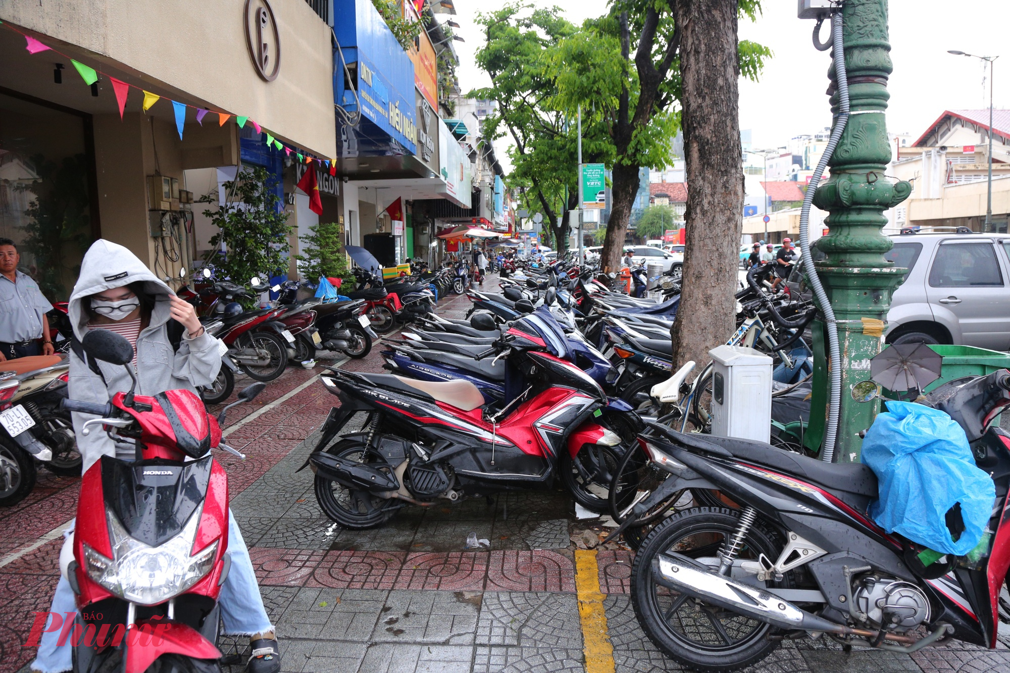 Đường Phan Chu Trinh mặc dù đã được thí điểm cho thuê có thu phí, có kẻ vạch nhưng một số hàng quán vẫn đậu lấn chiếm