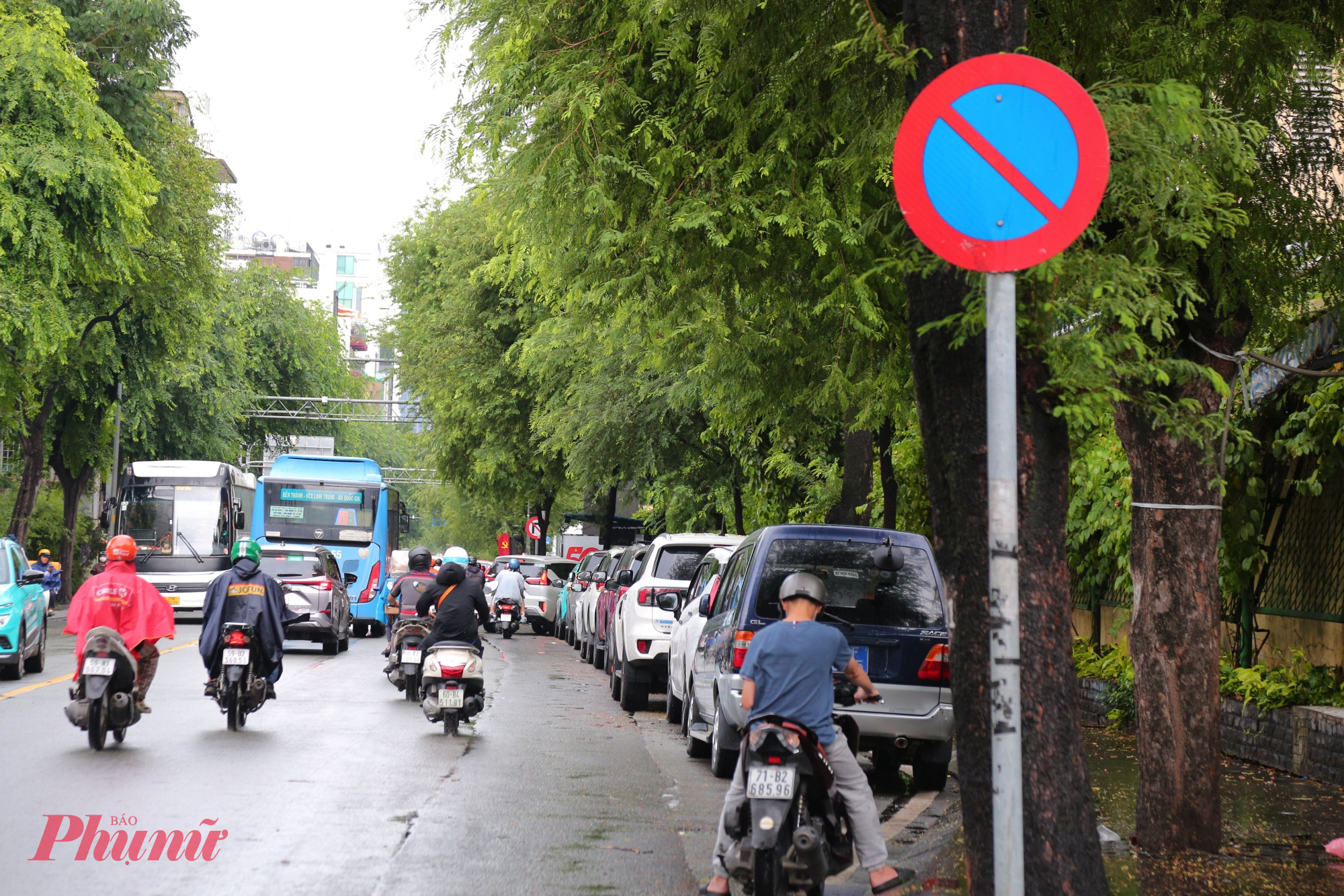 Không chỉ lấn chiếm vỉa hè, một số tuyến đường còn bị đậu xe trái phép dù có biển cấm đổ xe - Hình ảnh ghi nhận trên đường Hai Bà Trưng (quận 