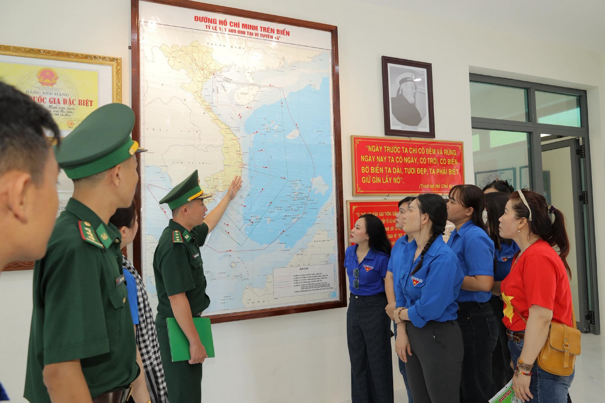 Nhà trưng bày di tích lịch sử Vũng Rô trở thành điểm đến của nhiều người tìm hiểu về huyền thoại đường Hồ Chí Minh trên biển.