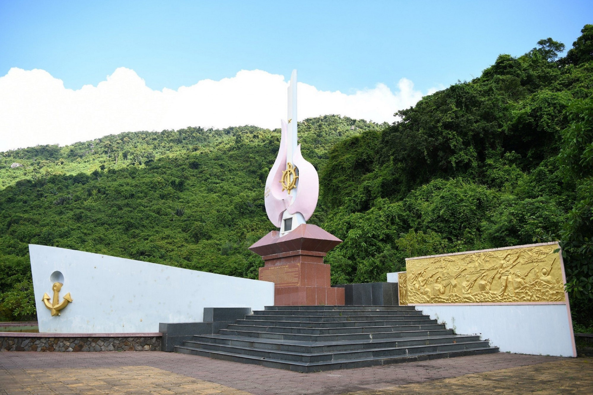 Vũng Rô được công nhận là Di tích lịch sử cấp quốc gia từ ngày 18/6/1997. Quân chủng Hải quân đã xây dựng Bia di tích bến Vũng Rô và Nhà tưởng niệm liệt sĩ Đoàn tàu Không số.