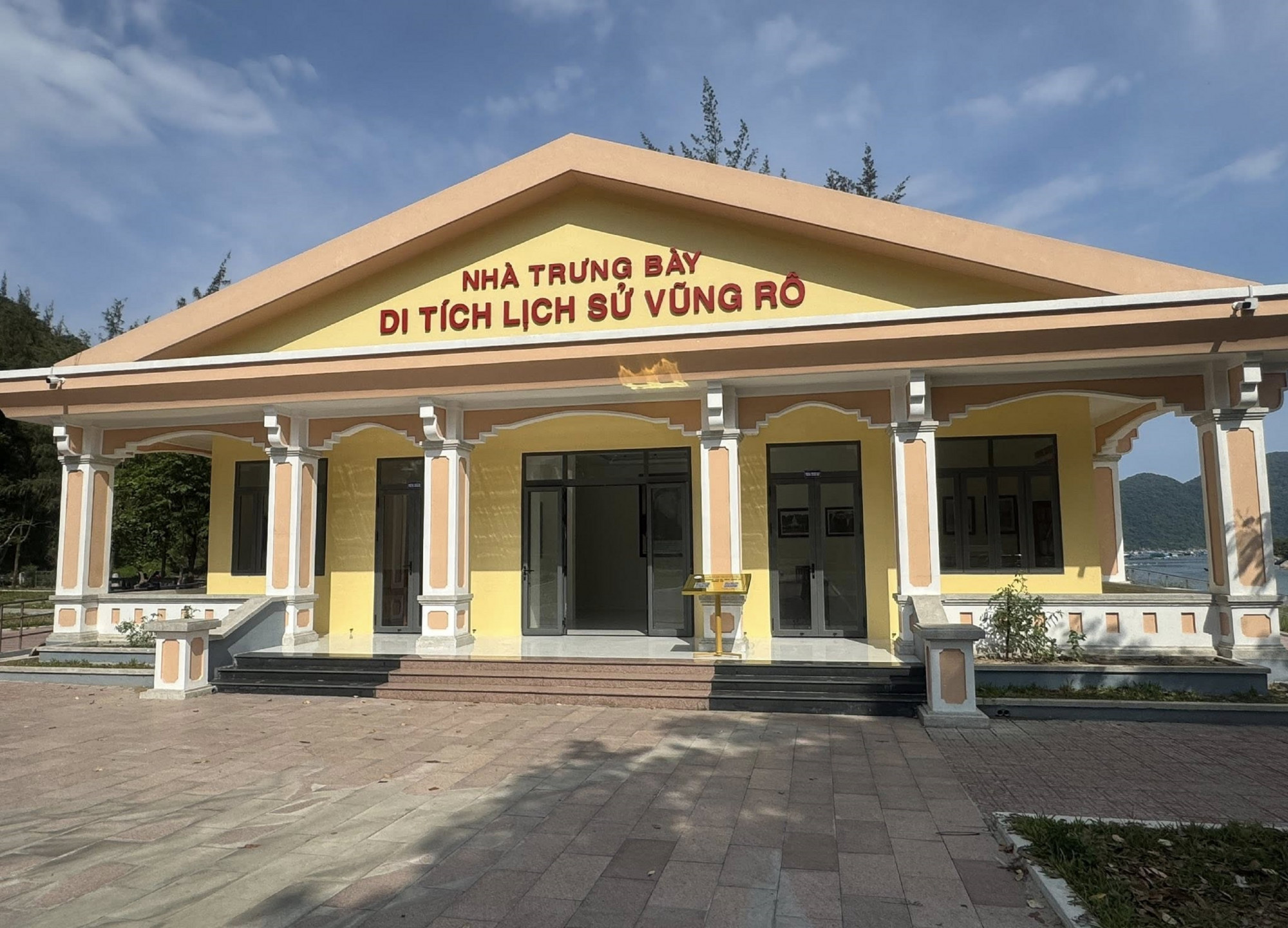 Nhà trưng bày di tích lịch sử Vũng Rô trở thành điểm đến của nhiều người tìm hiểu về huyền thoại đường Hồ Chí Minh trên biển