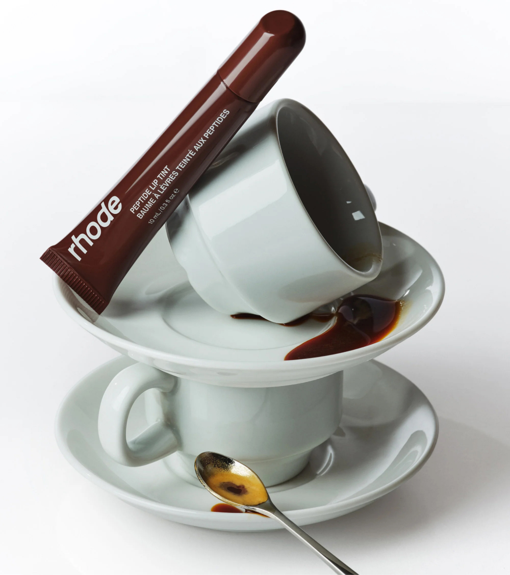 Bên cạnh những công dụng trong việc dưỡng da, chăm sóc tóc... caffeine còn được sử dụng nhiều trong các mỹ phẩm làm đẹp đặc biệt là son môi. . Thành phần như bơ hạt mỡ, dầu jojoba hay vitamin E giúp giữ ẩm, làm mềm và hạn chế tình trạng khô nứt. Một số loại son còn bổ sung caffeine chiết xuất từ hạt cà phê, có tác dụng kích thích lưu thông máu, làm môi hồng hào và đầy đặn hơn. Khi thoa lên, son vừa mang lại sắc nâu trầm quyến rũ, vừa tạo cảm giác bờ môi căng mọng, gợi cảm.