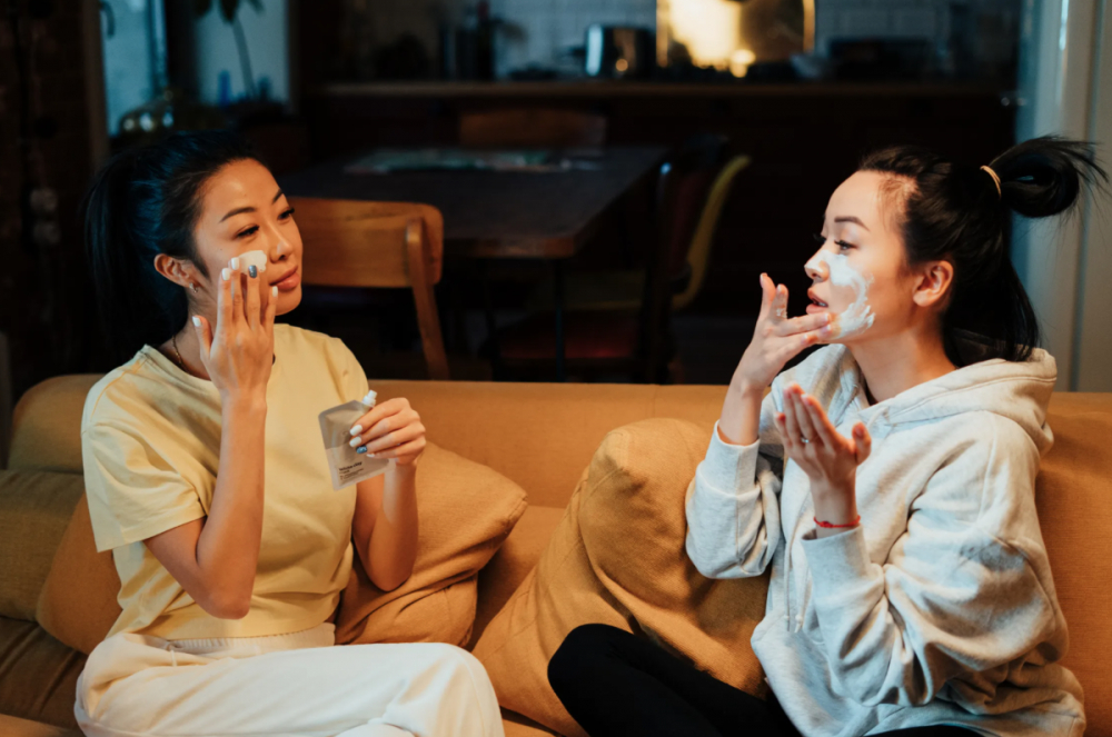 Nhờ khả năng chống viêm và chống ôxy hóa, caffeine là một thành phần khá phổ biến trong các công thức làm đẹp, đặc biệt là các sản phẩm chăm sóc da mắt và serum. Caffeine có đặc tính làm co mạch máu, giảm bọng mắt và quẩng thâm quanh mắt. Đổng thời chất chống ôxy hóa cũng hỗ trợ chống lão hóa, giảm dấu hiệu của các vết nhăn.
