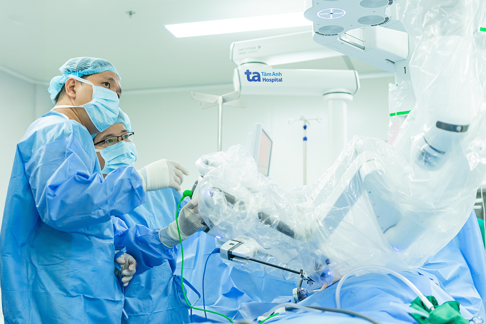 Ê-kíp bác sĩ Trung tâm Tiết niệu - Thận học - Nam khoa, Bệnh viện Đa khoa Tâm Anh TPHCM phẫu thuật bằng robot Da Vinci Xi - Ảnh: BVĐK Tâm Anh