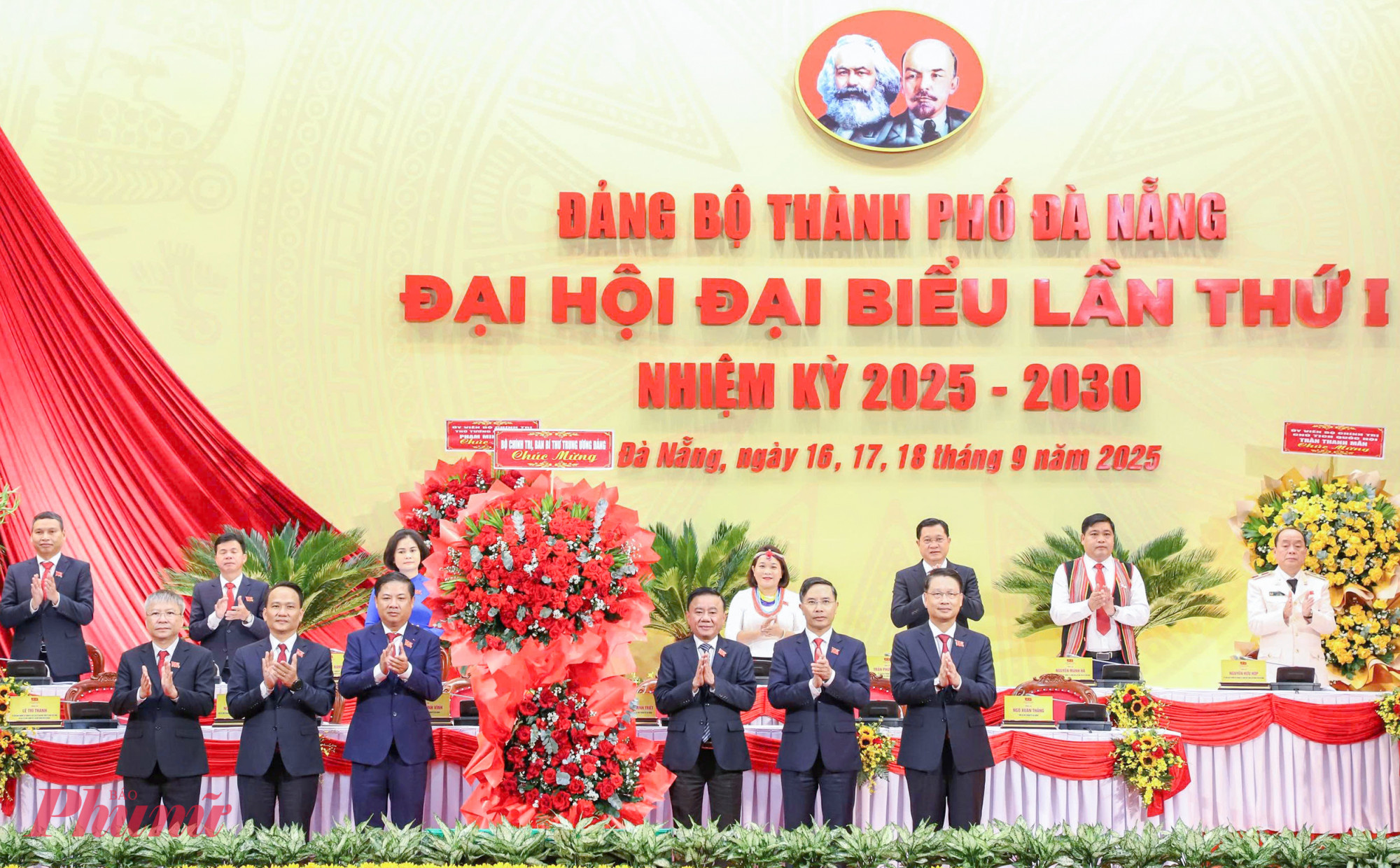 Thường trực Ban bí thư Trần Cẩm Tú tặng hoa chúc mừng đại hội