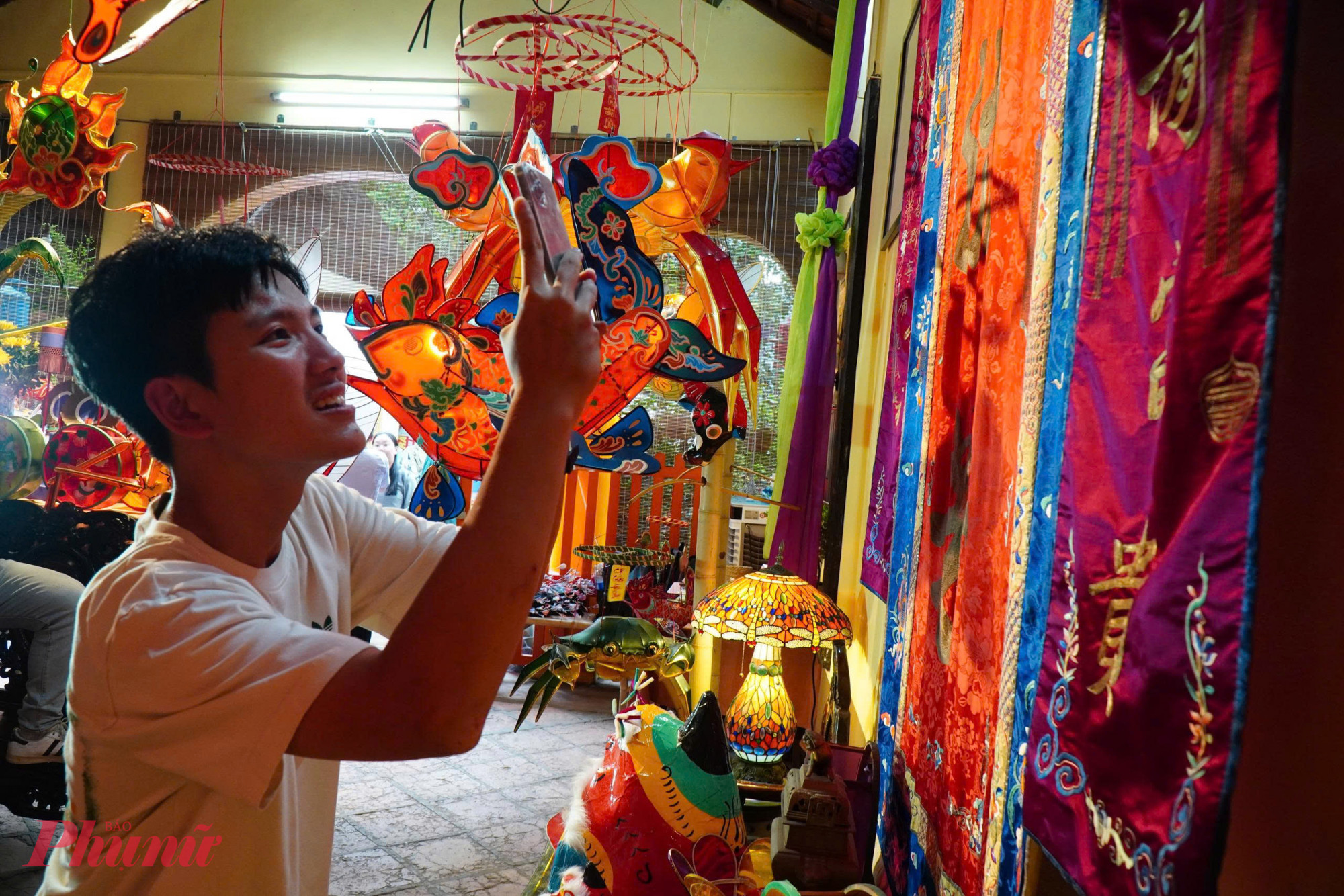 Bạn Nguyễn Đình Minh (phường Bình Thạnh) chia sẻ: “Mình thấy không gian ở  đây rất linh thiêng và cổ kính, ngoài ra còn có những cái trưng bày về mặt lịch sử và văn hóa như thế này thì nó rất là thu hút mình, bản thân mình cũng là một người yêu văn hóa, cho nên mình muốn đến đây để tham quan và thấy được những gì mà các anh chị lớn hớn mình đã làm được. Không gian ở đây tạo cho mình cảm giác như được lạc vào trong một khuôn viên cổ tích của đèn lồng và những giá trị văn hóa cổ xưa nó khiến cho mình rất là vui và cảm thấy rất là thích thú khi được ở trong cái không gian như thế này.”