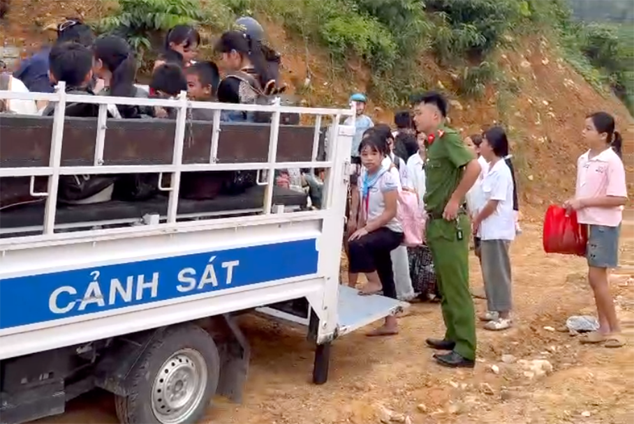 Công an xã Yên Hòa dùng xe chở học sinh tới trường - Ảnh: Đài Trang