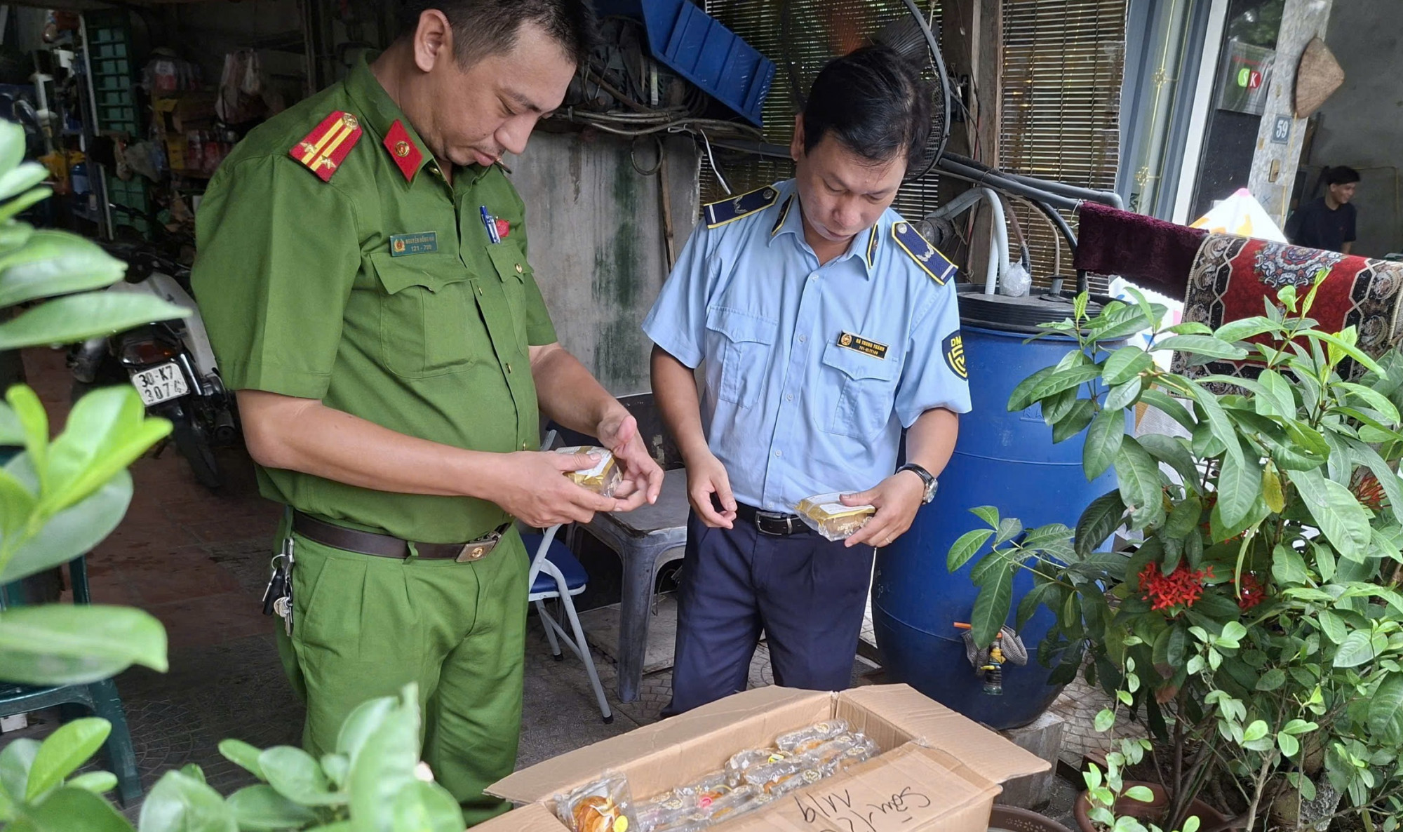 Lực lượng chức năng kiểm đếm bánh trung thu vi phạm - Ảnh: Cục Quản lý và Phát triển thị trường trong nước