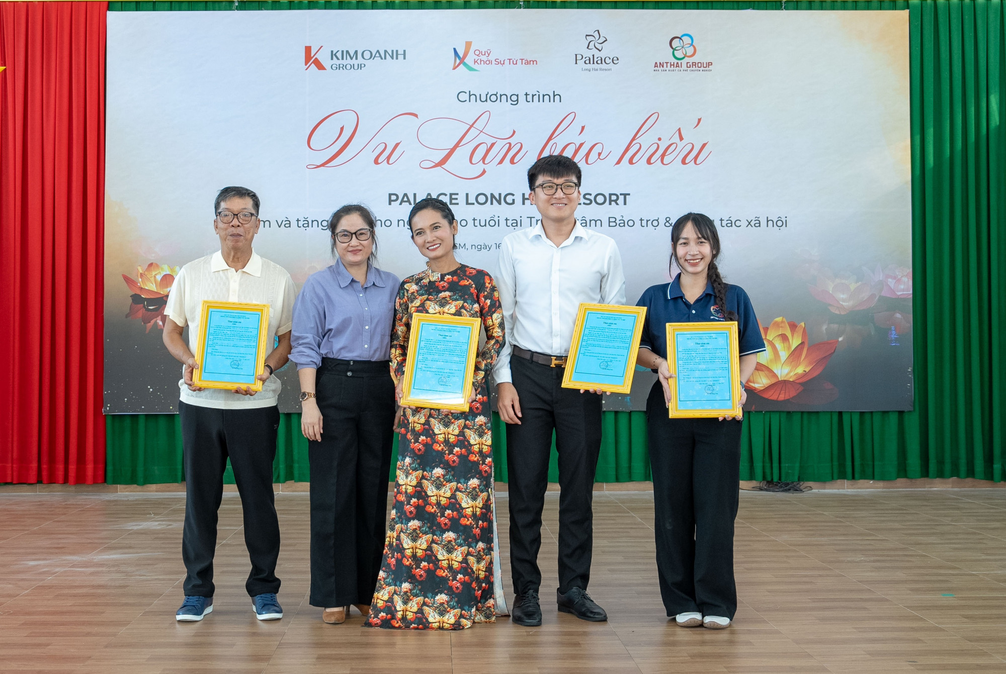 Bà Lê Thị Hồng Chính - Giám đốc Trung tâm Bảo trợ và Công tác xã hội TPHCM (thứ hai từ trái sang) cám ơn ông Nguyễn Phú Đức (thứ tư từ trái sang) và các đơn vị đồng hành - Ảnh: Châu Phạm
