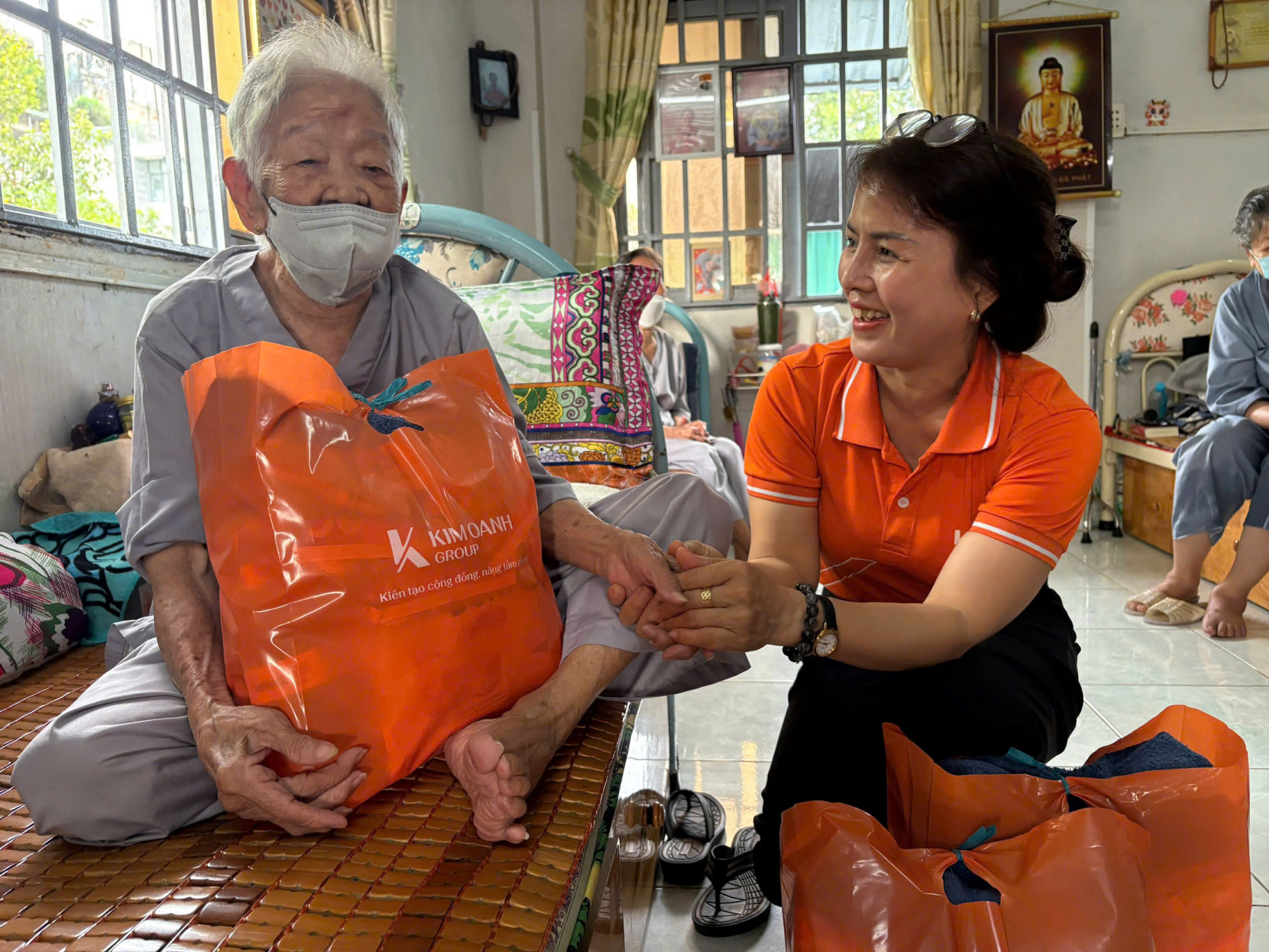 Đại điện Tập đoàn Kim Oanh đến thăm và tặng quà cho các cụ già tại Cơ sở Bảo trợ Xã hội Diệu Pháp (TPHCM) - Ảnh: Châu Phạm