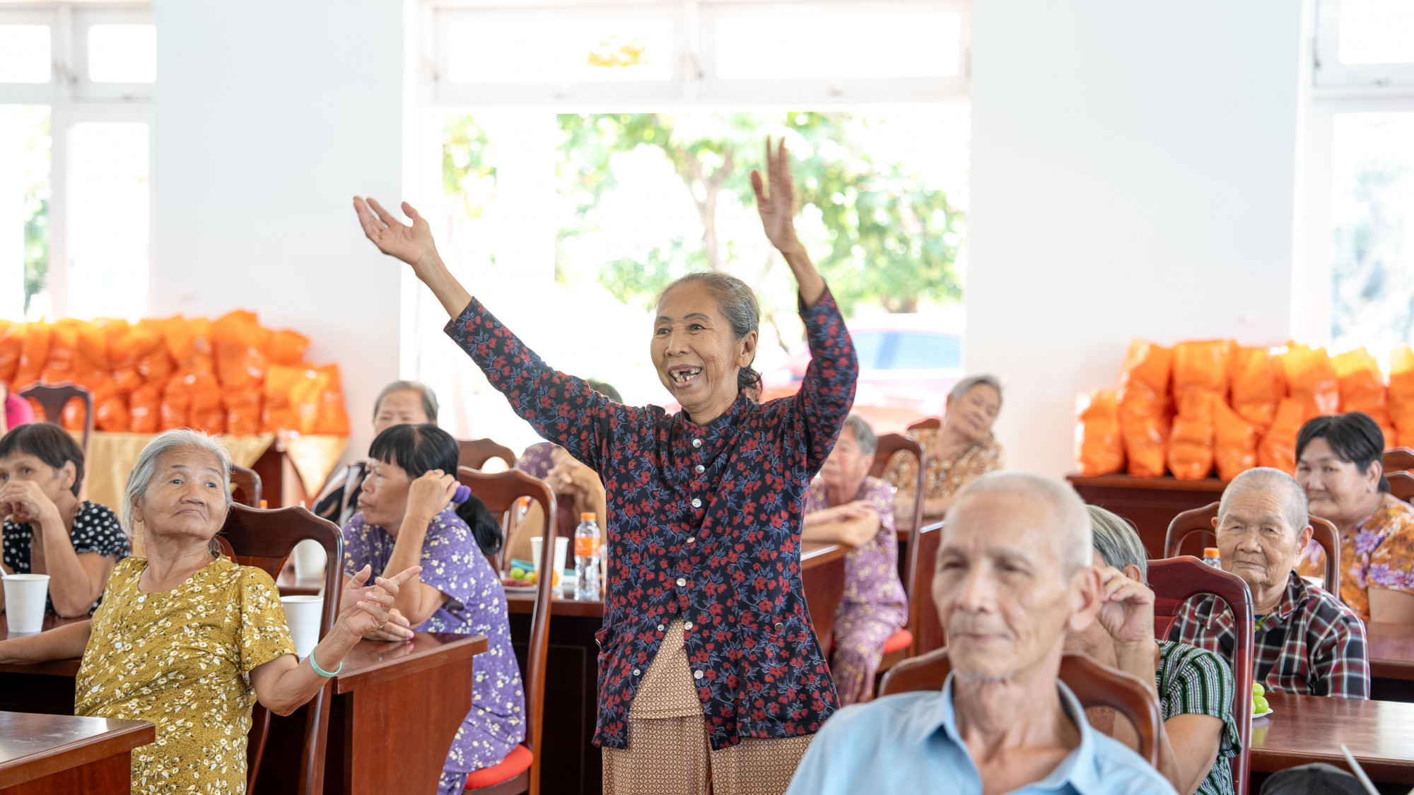 Những giây phút hạnh phúc của các cụ trong trung tâm khi tham gia chương trình - Ảnh: Châu Phạm