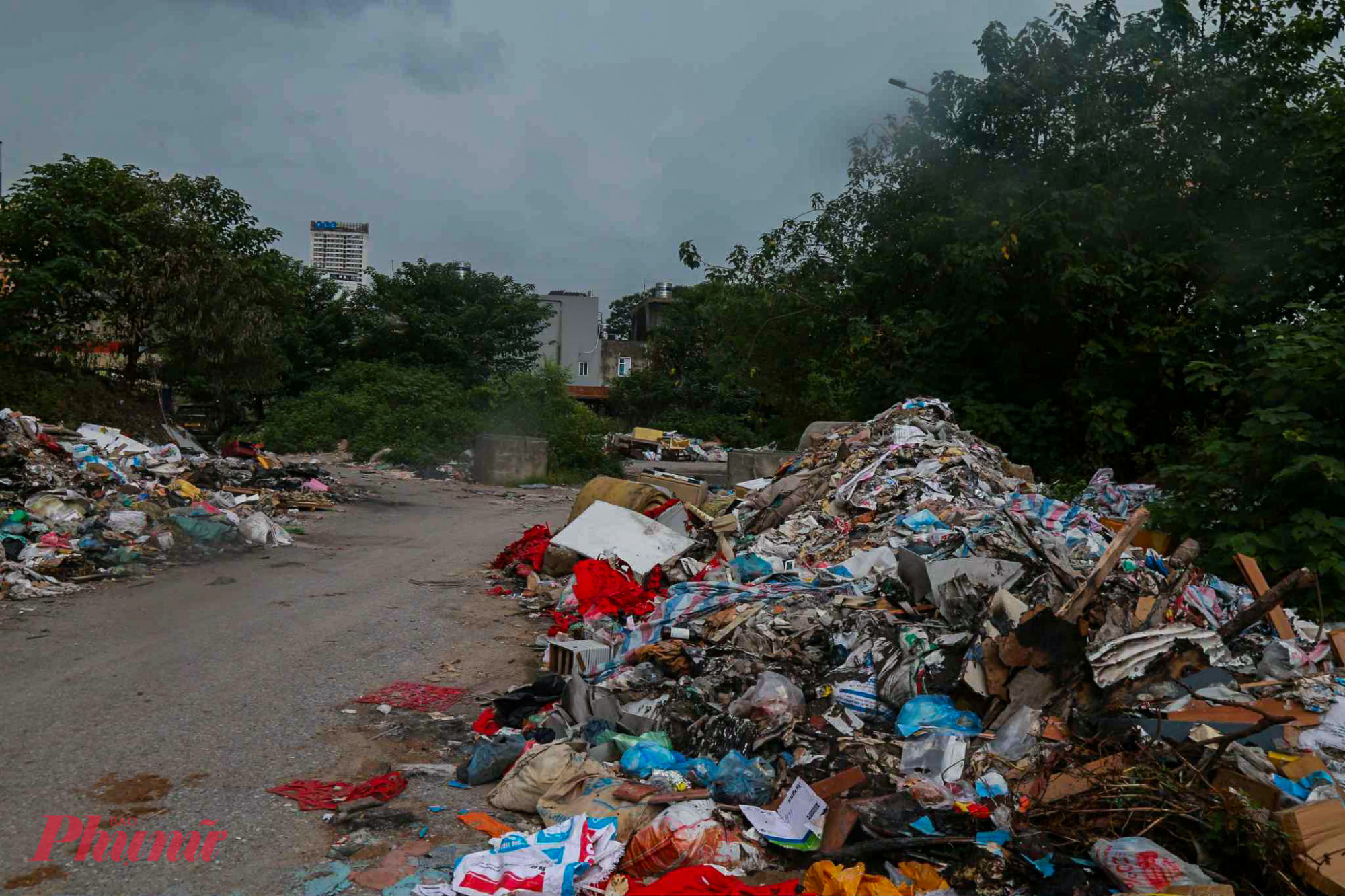 Người dân đi qua không khỏi tò mò trước đống mỹ phẩm bị bỏ rơi, nhiều người lo ngại nguy cơ trẻ em, người nhặt rác nhặt lại sử dụng.