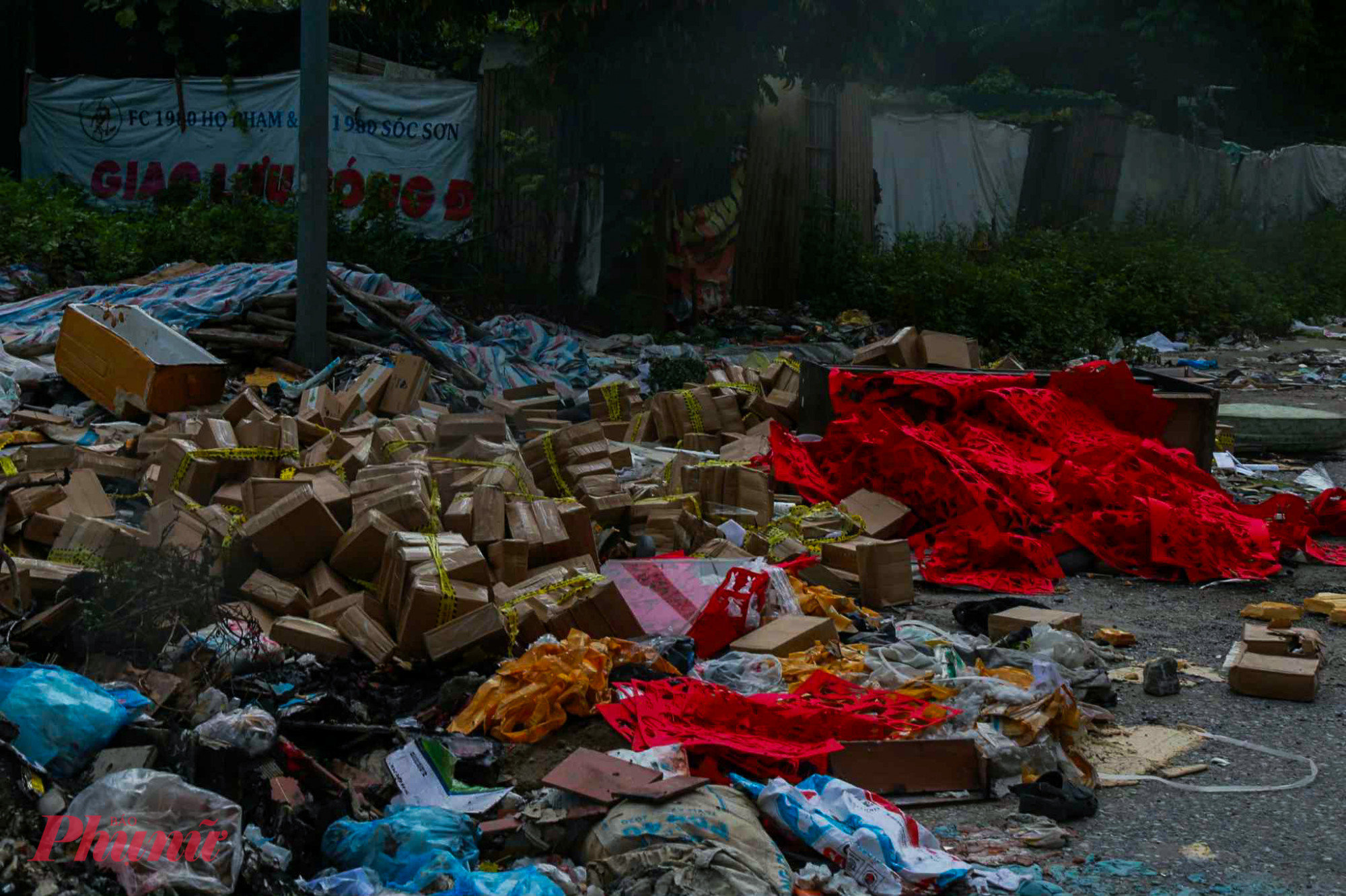 Ghi nhận trong ngày 17/9, trên tuyến đường Vũ Quỳnh kéo dài (nối Lê Đức Thọ – Phạm Hùng), trước là quận Nam Từ Liêm, nay phường Từ Liêm, Hà Nội, hàng loạt sản phẩm mỹ phẩm có tên nước ngoài, không rõ nguồn gốc xuất xứ, bị vứt bỏ tràn lan.