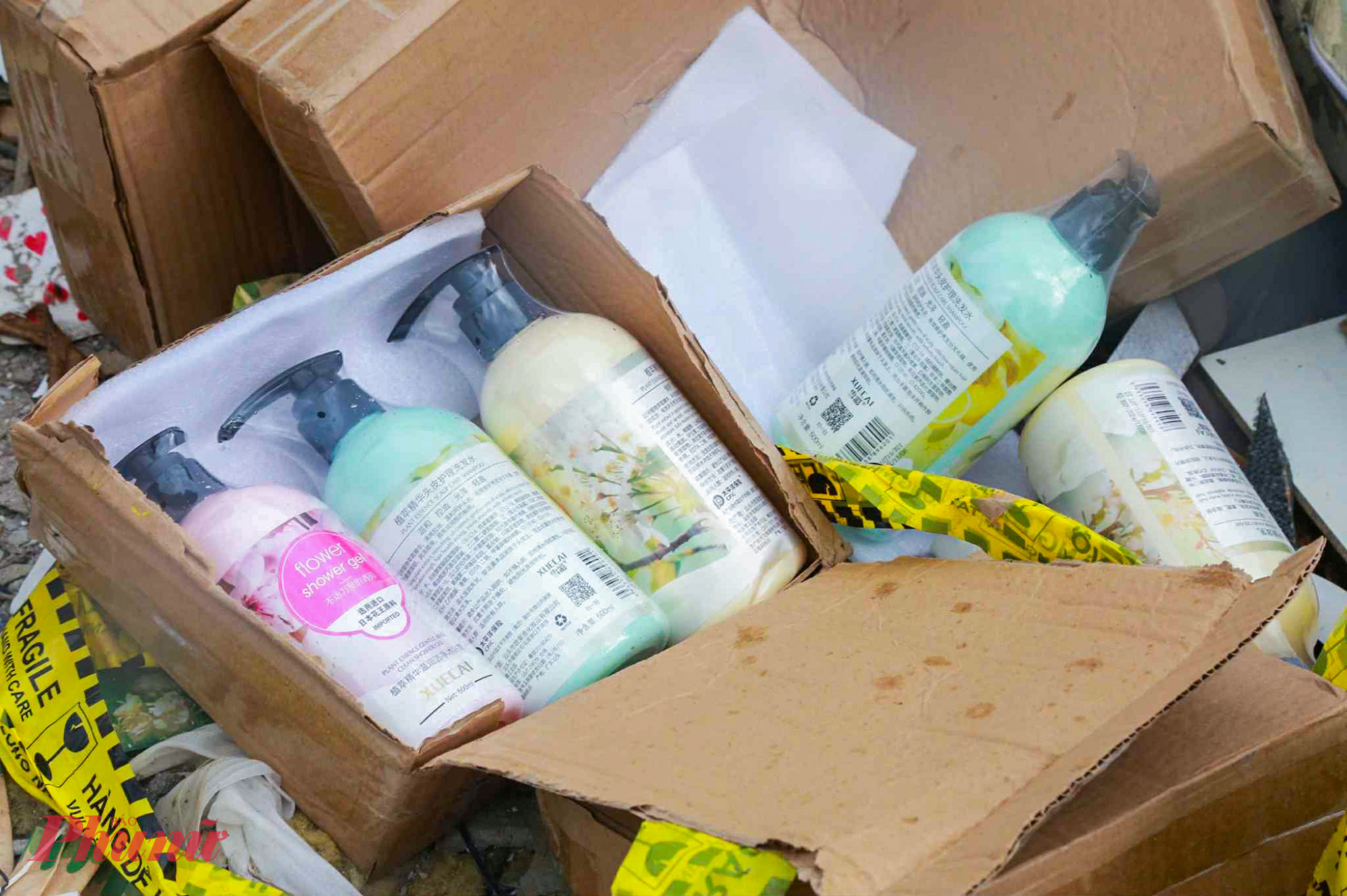 Đa số các sản phẩm vứt bỏ này toàn chữ nước ngoài, không có nhãn phụ tiếng Việt theo quy định.