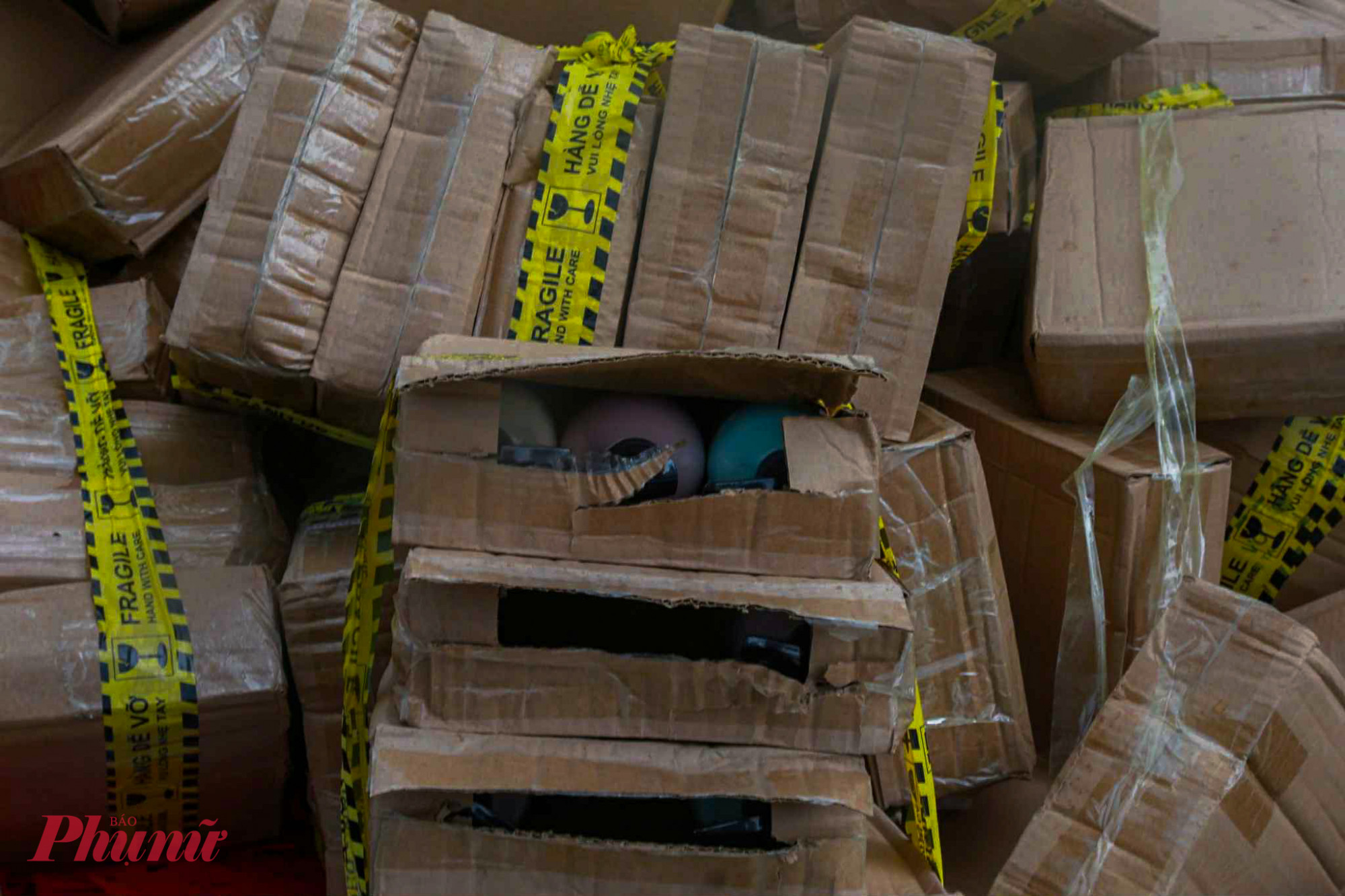 Nhiều kiện hàng chưa hề được mở nhưng bị bỏ mặc như vô chủ.