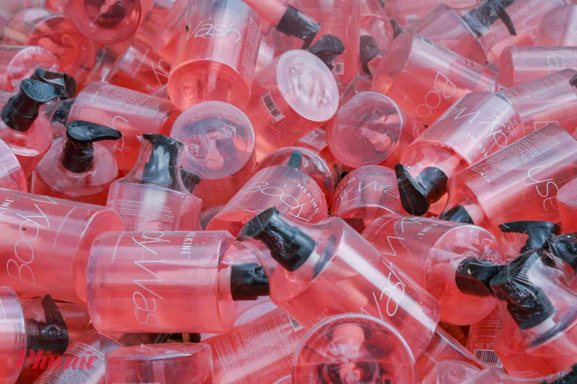 Một số hộp mỹ phẩm vẫn còn nguyên tem dán vận chuyển, còn nguyên seal, chưa hề có dấu hiệu sử dụng.