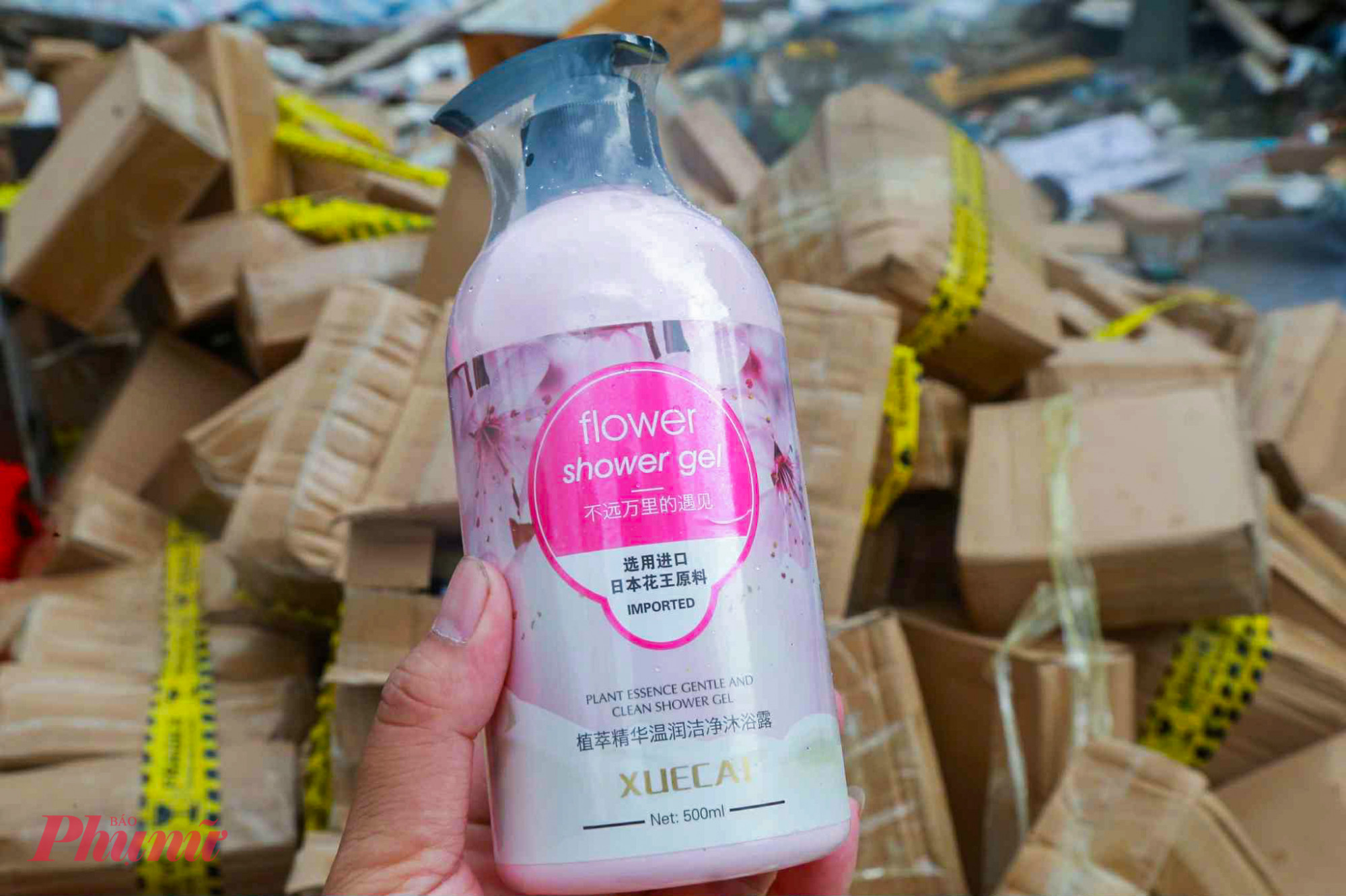  Lô hàng như mới nhưng lại bị vứt bỏ, gây hoài nghi về nguồn gốc.