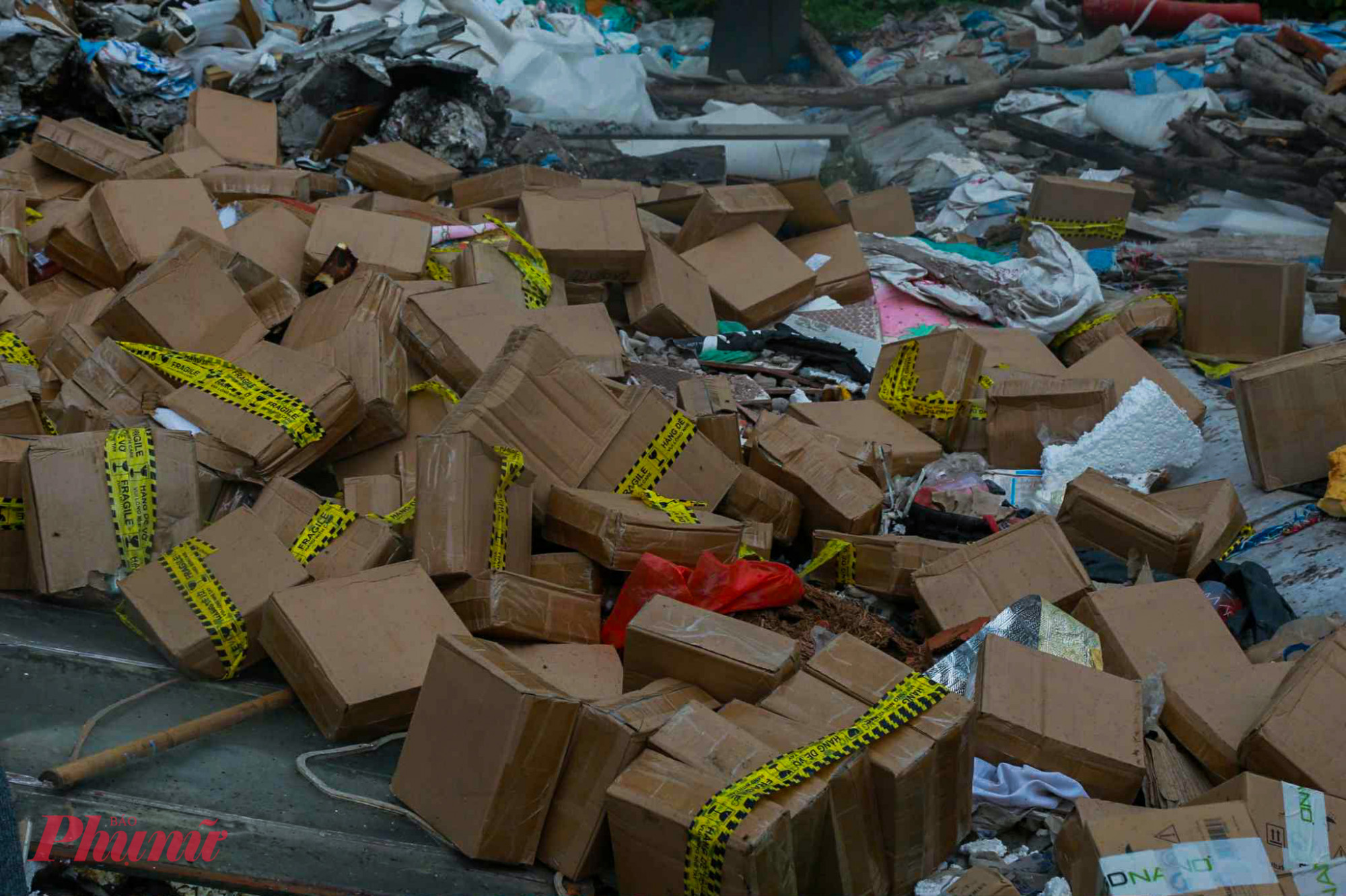 Các sản phẩm bị vứt la liệt, nằm chung cùng rác thải. 