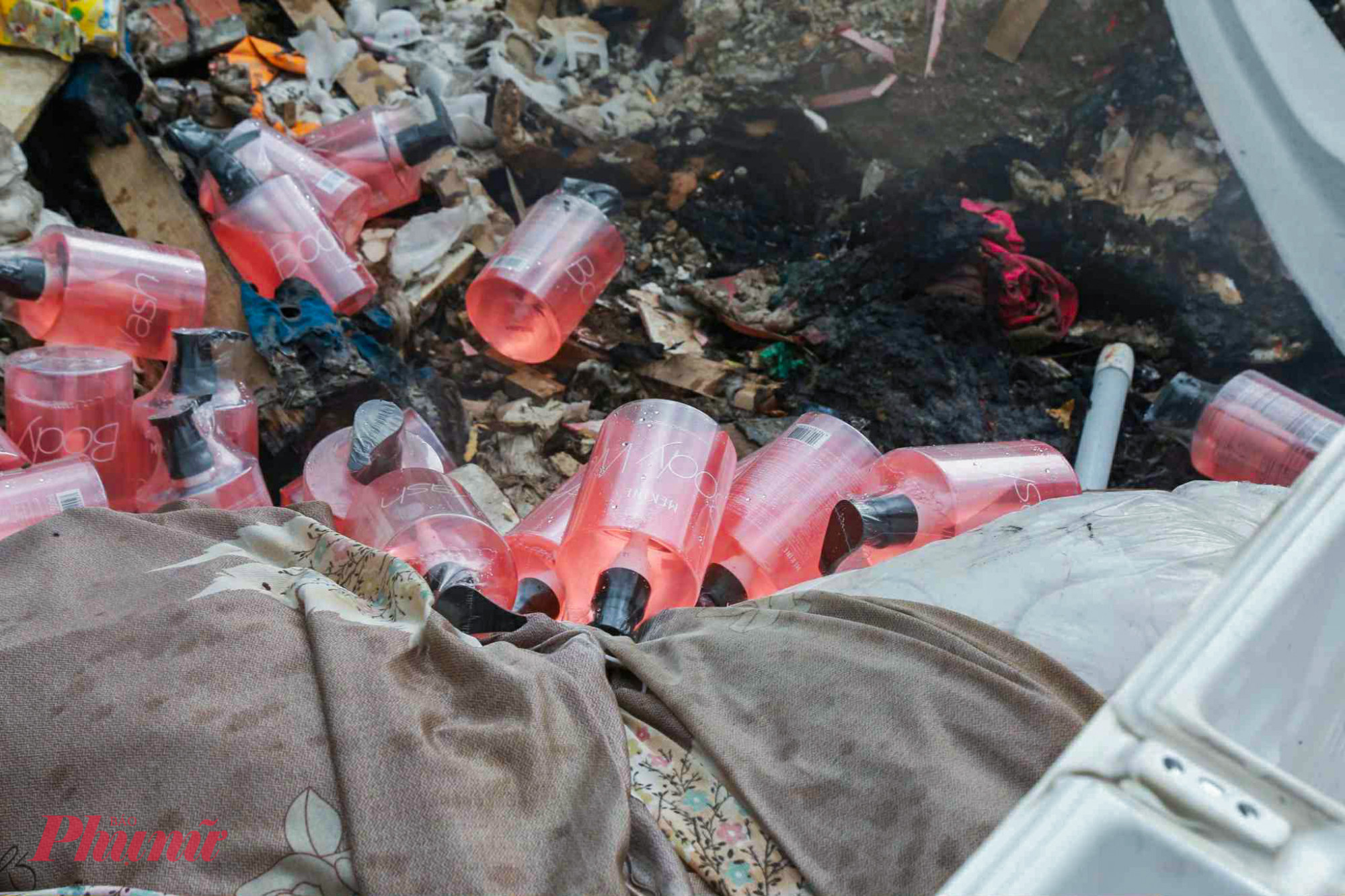 Theo một số người dân sinh sống cạnh đó cho biết, khu vực này nhiều tháng qua đã là nơi vứt rác tự phát. Các kiện hàng mỹ phẩm mới xuất hiện thời gian gần đây.