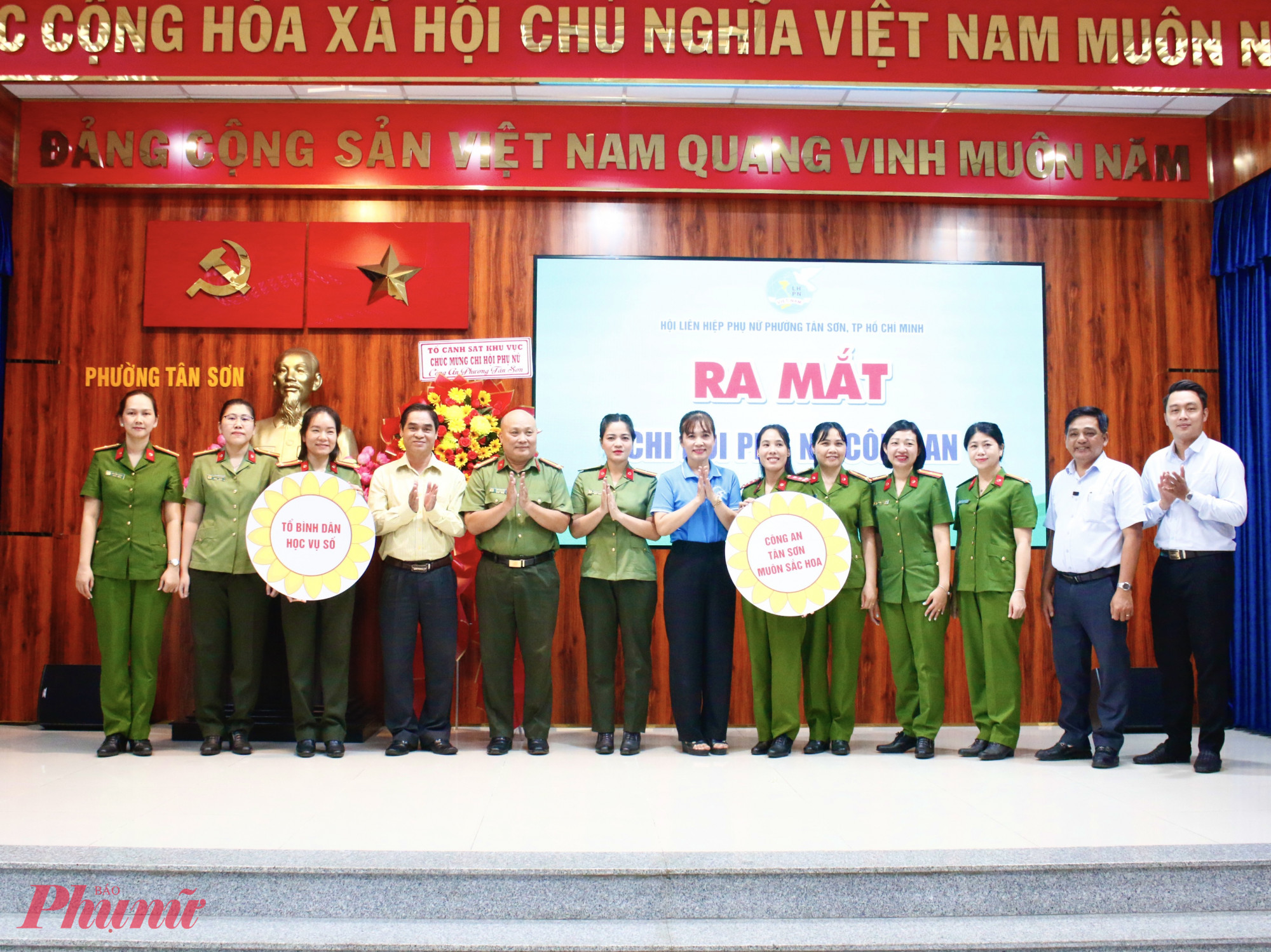Dịp này, Chi hội Phụ nữ Công an phường Tân Sơn cũng hưởng ứng các phong trào thi đua bằng việc đăng ký Công trình “Công an Tân Sơn muôn sắc hoa” và mô hình “Tổ Bình dân học vụ số”, hướng đến mục tiêu nâng cao năng lực số cho nhân dân, gắn với chào mừng Đại hội Mặt trận Tổ quốc và các tổ chức chính trị - xã hội phường nhiệm kỳ 2025 – 2030