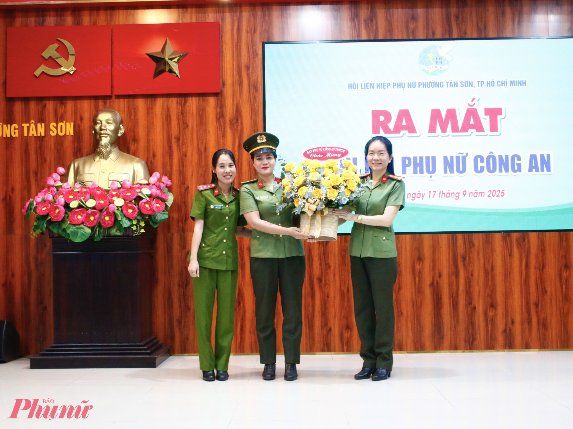 Thiếu tá Cao Thị Bích Hồng – Phó trưởng Ban phụ nữ Công an TPHCM trao tặng hoa chúc mừng Chi hội phụ nữ Công an phường Tân Sơn