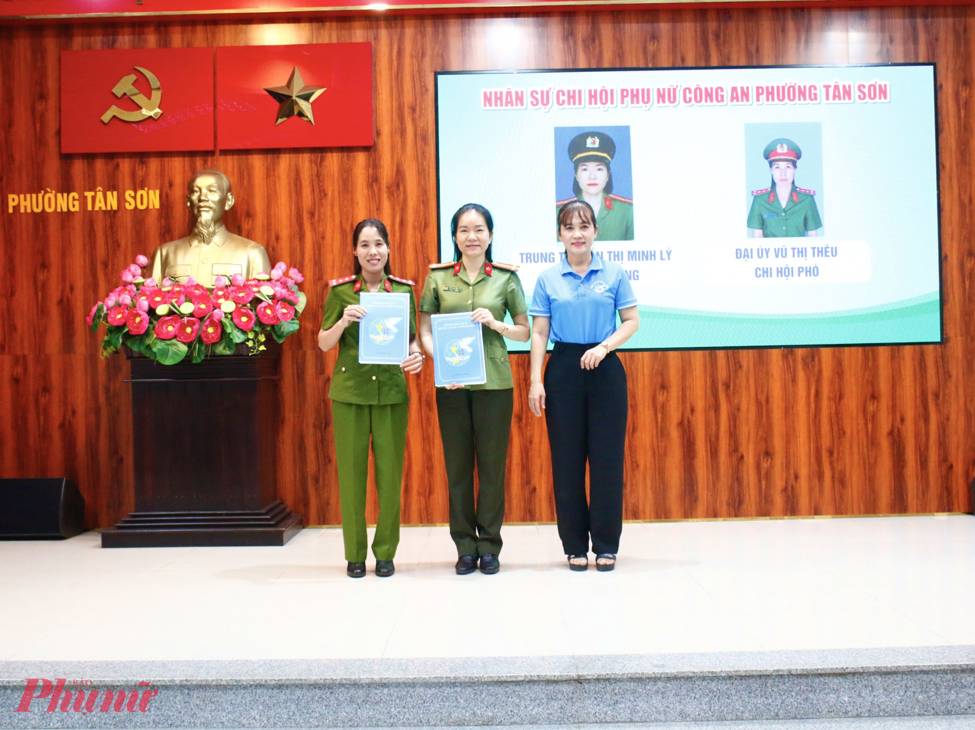Bà Nguyễn Thị Kim Thanh – Chủ tịch Hội LHPN phường Tân Sơn trao quyết định thành lập Chi hội phụ nữ Công an phường Tân Sơn 