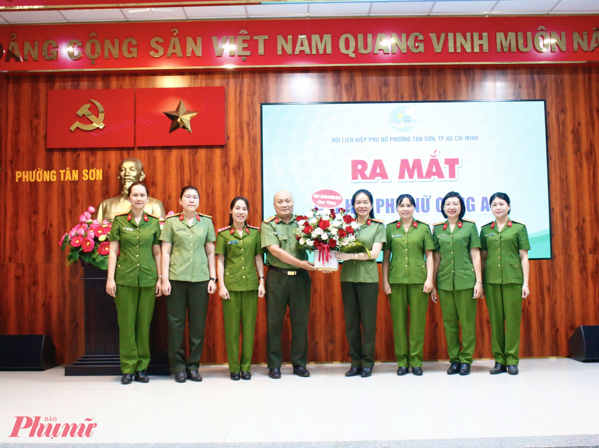 Trung tá Trịnh Ninh Bình – Phó trưởng Công an phường Tân Sơn tặng hoa chúc mừng Chi hội