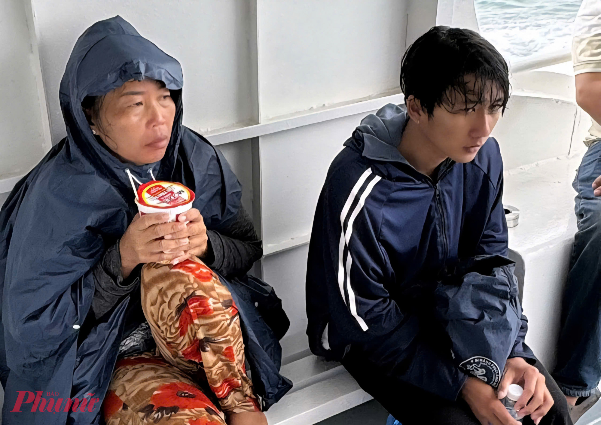 2 nạn nhân được tàu Superdong VII cứu - Ảnh Xuân Thủy