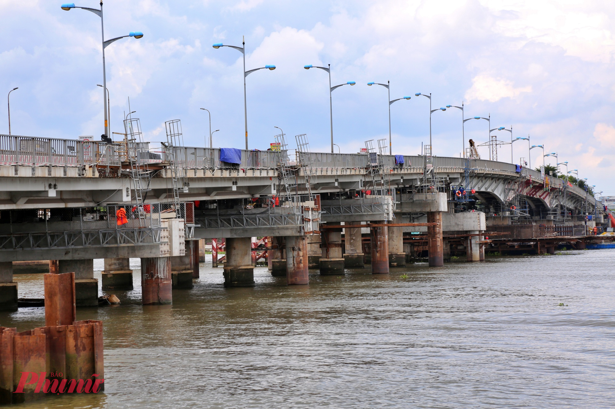 Sau khi không còn đáp ứng được nhu cầu giao thông thủy, cầu Bình Triệu 1 đang được triển khai nâng tĩnh không với công nghệ hiện đại, vừa đảm bảo an toàn công trình, vừa giữ nguyên dòng chảy và hạn chế tối đa ảnh hưởng đến giao thông đường bộ, đường thủy.