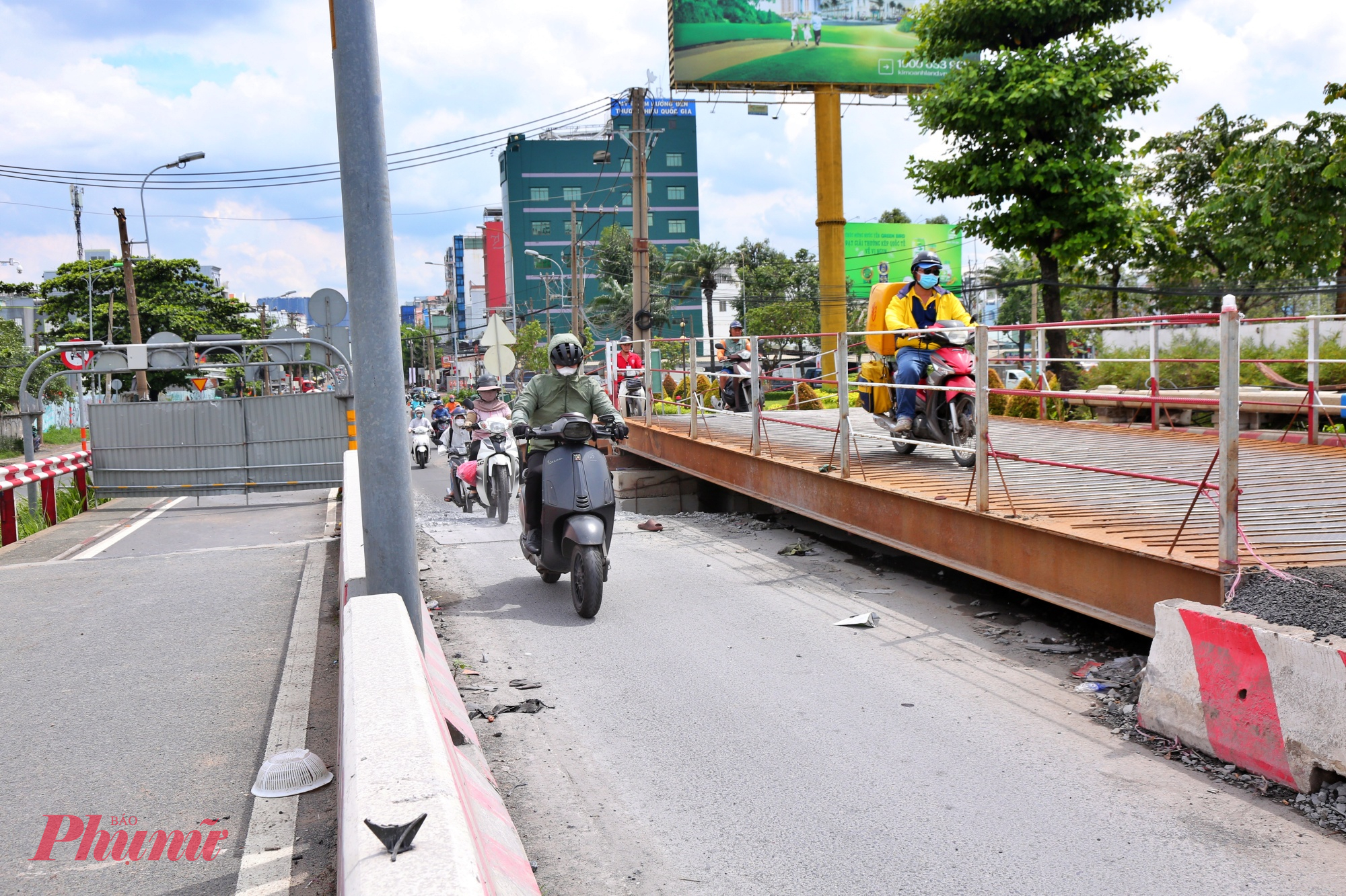 Để xe vẫn lưu thông qua cầu bình thường, đơn vị thi công đã lắp cầu sắt tạm tại vị trí tách rời nhịp cầu