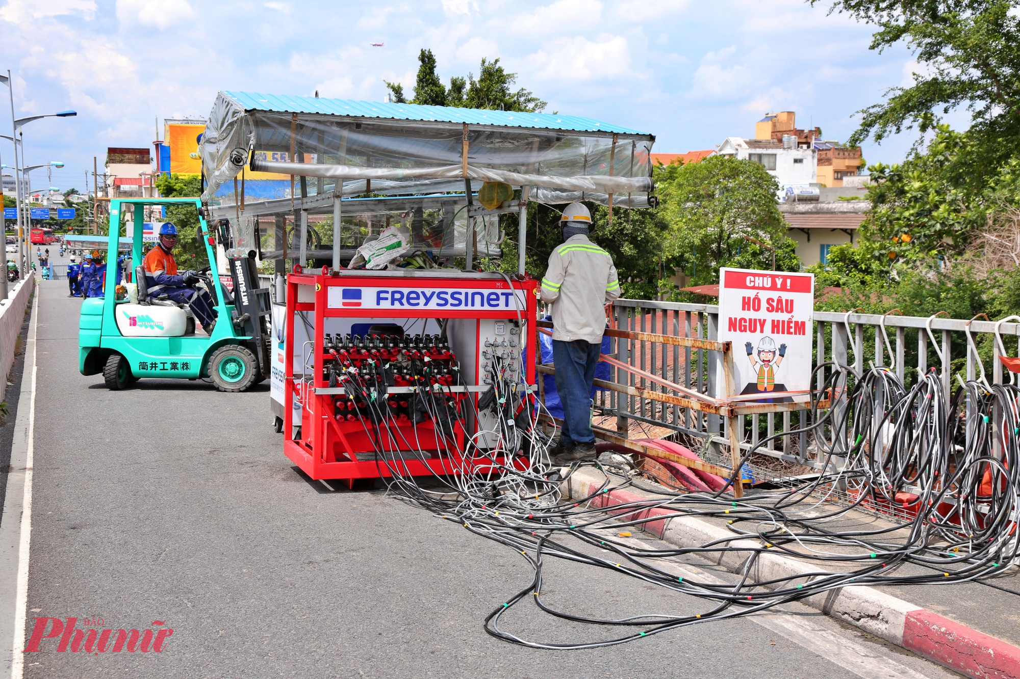 Đây là lần đầu tiên TP.HCM áp dụng công nghệ kích nâng đồng bộ với khối lượng và độ cao như vậy. Trước đây kỹ thuật kích chỉ dùng để thay đệm gối.