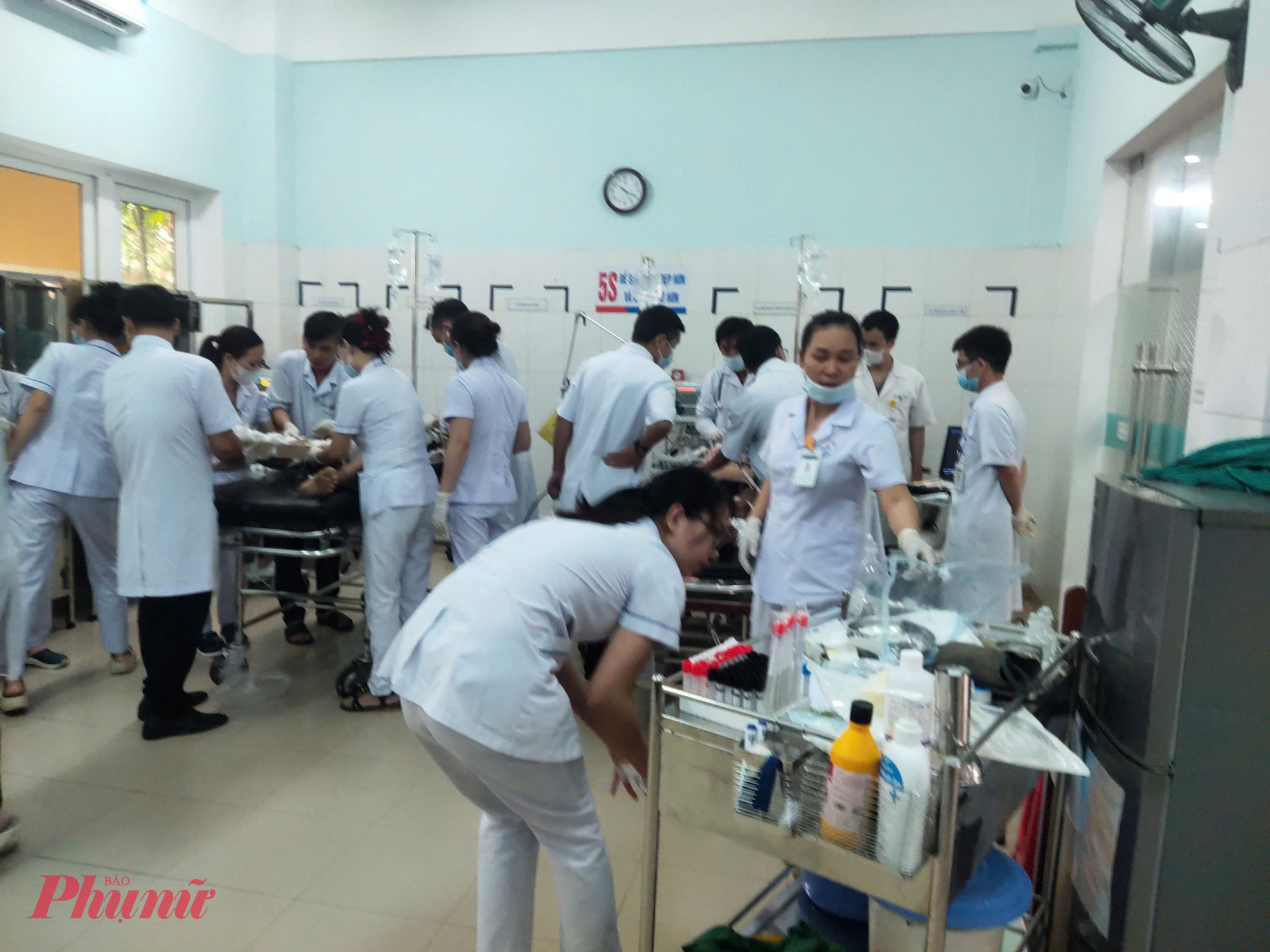 Nạn nhân nhanh chóng được đưa vào bệnh viện Hướng Hóa để cấp cứu