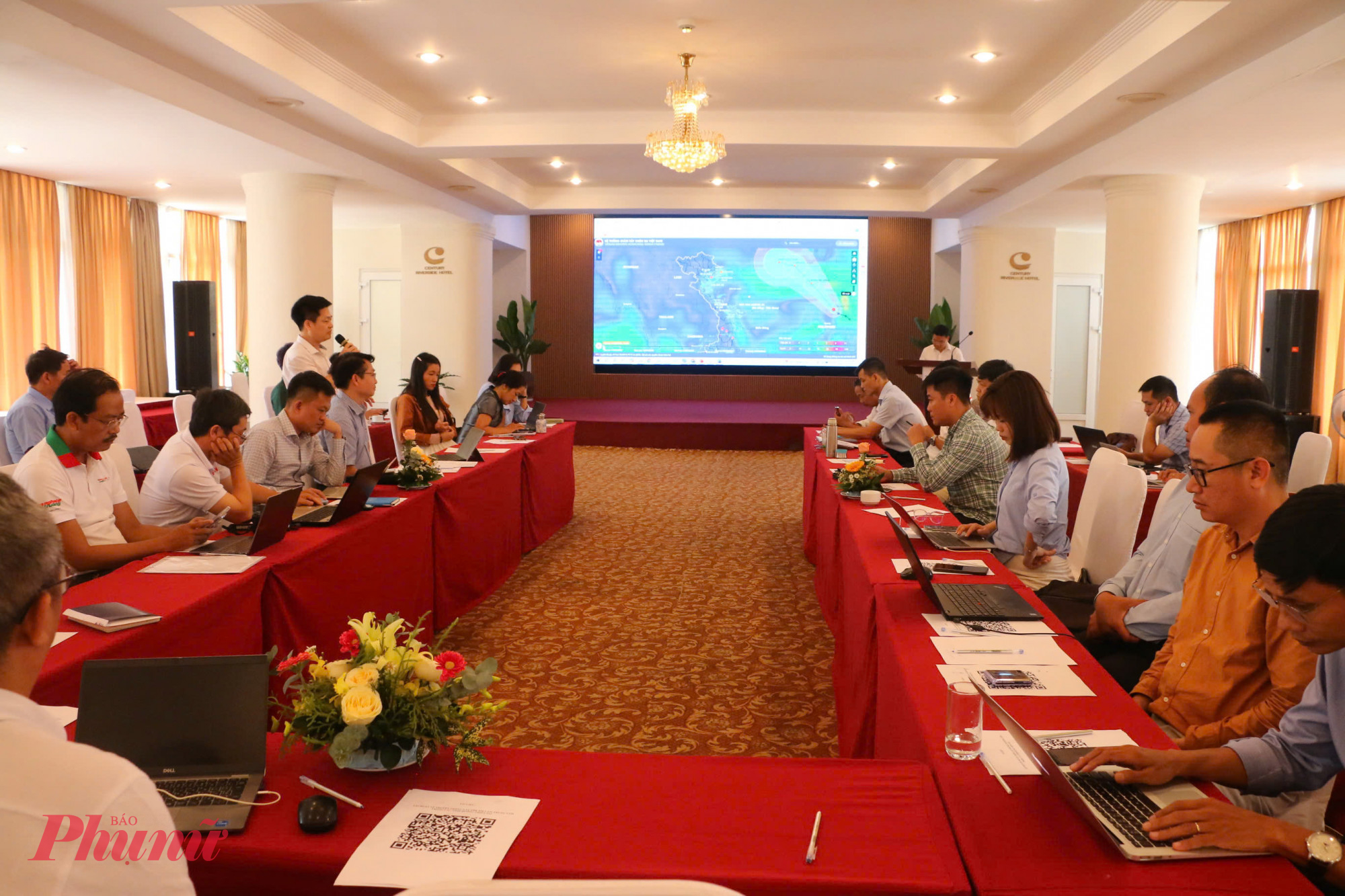 Các đại biểu tham dự hội thảo “Tập huấn về truyền thông lấy trẻ em làm trung tâm trong các tình huống thiên tai” tại TP Huế