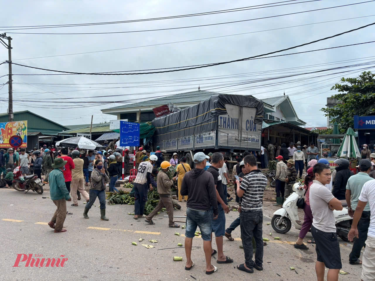 Vụ tai nạn giao thông nghiêm trọng vụ tai nạn giao thông nghiêm trọng làm 3 người chết và 9 người bị thương.