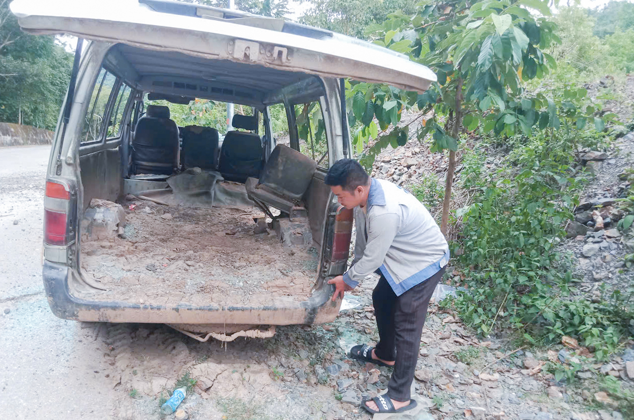 Anh Đông dự tính kéo xe về bán sắt vụn vì hư hỏng quá nặng - Ảnh: Khánh Trung