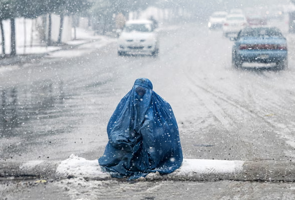 Một phụ nữ Afghanistan xin khất thực ở Kabul trong một cơn bão tuyết vào tháng Giêng. Hơn 350 triệu phụ nữ và trẻ em gái có khả năng rơi vào cảnh nghèo cùng cực vào năm 2030. Ảnh: AFP/Getty