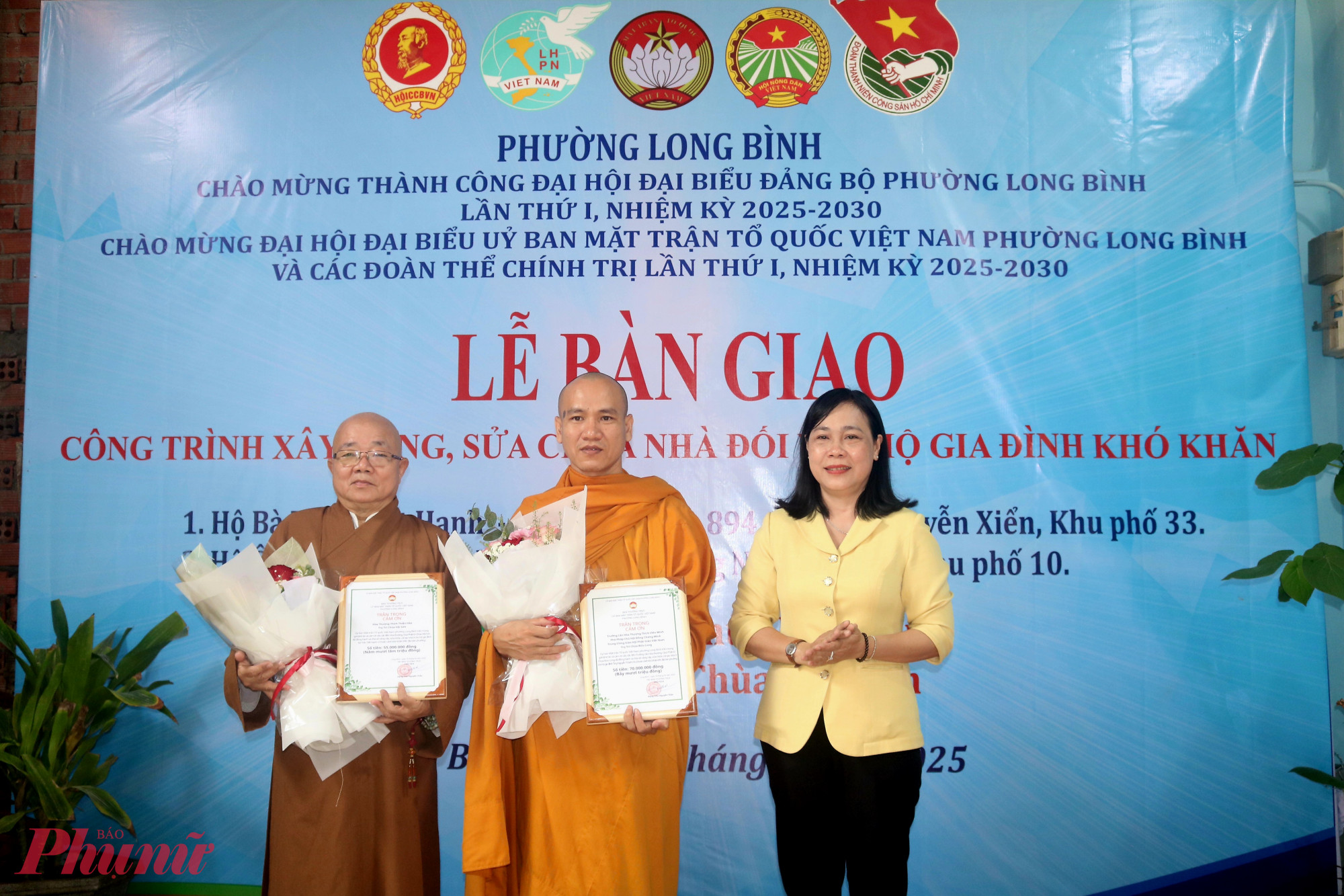 Bà Đặng Trần Nguyên Thảo – Chủ tịch Ủy ban MTTQ Việt Nam phường Long Bình - trao thư cảm ơn chùa Hội Sơn và chùa Bửu Long đã đồng hành thực hiện công trình ý nghĩa cho người dân địa phương - Ảnh: Mẫn Nhi